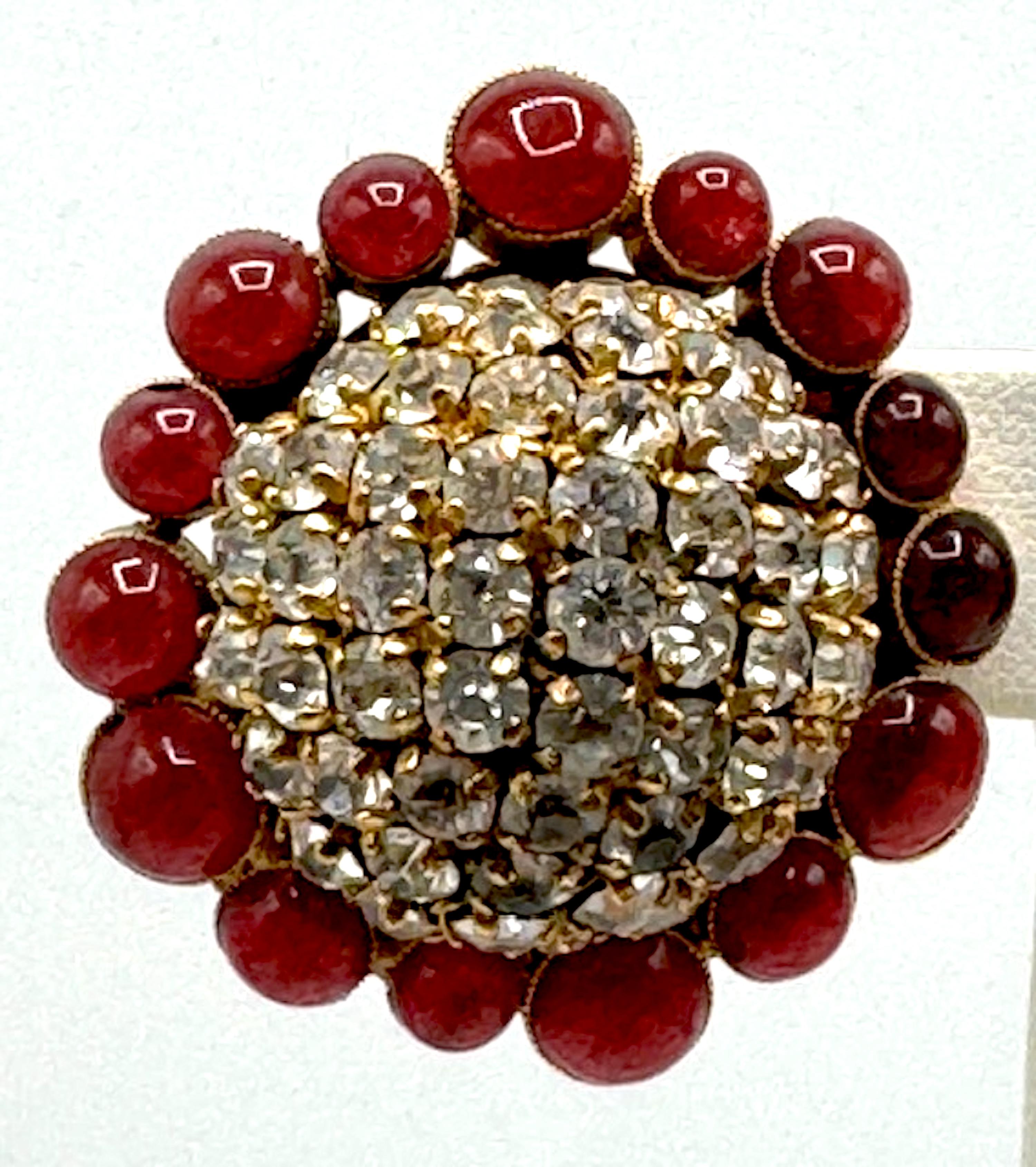Orecchini Chanel grandi in oro, cupola di strass e bottone rosso di Gripoix, 1989 in vendita 2
