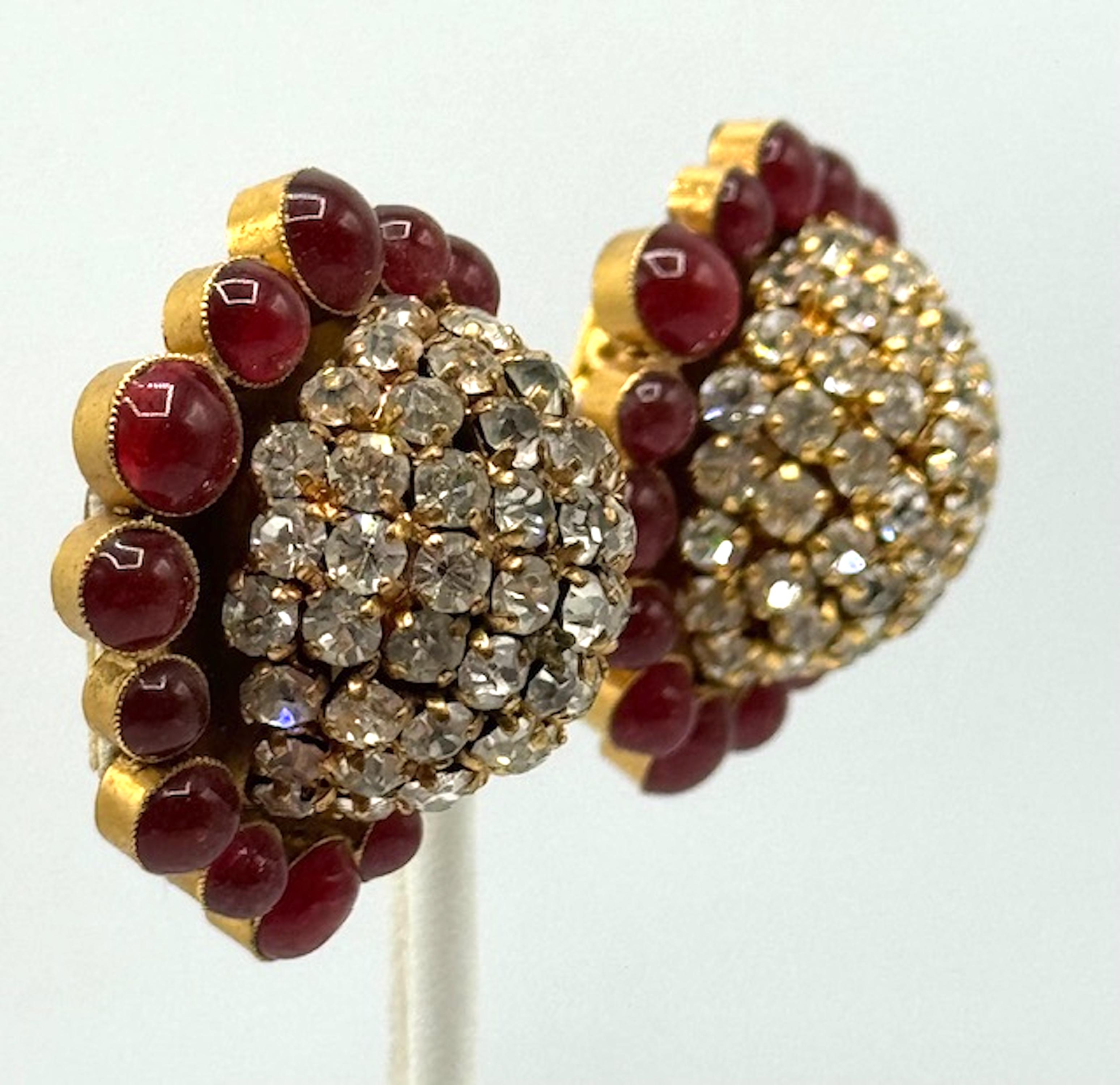 Orecchini Chanel grandi in oro, cupola di strass e bottone rosso di Gripoix, 1989 in vendita 1