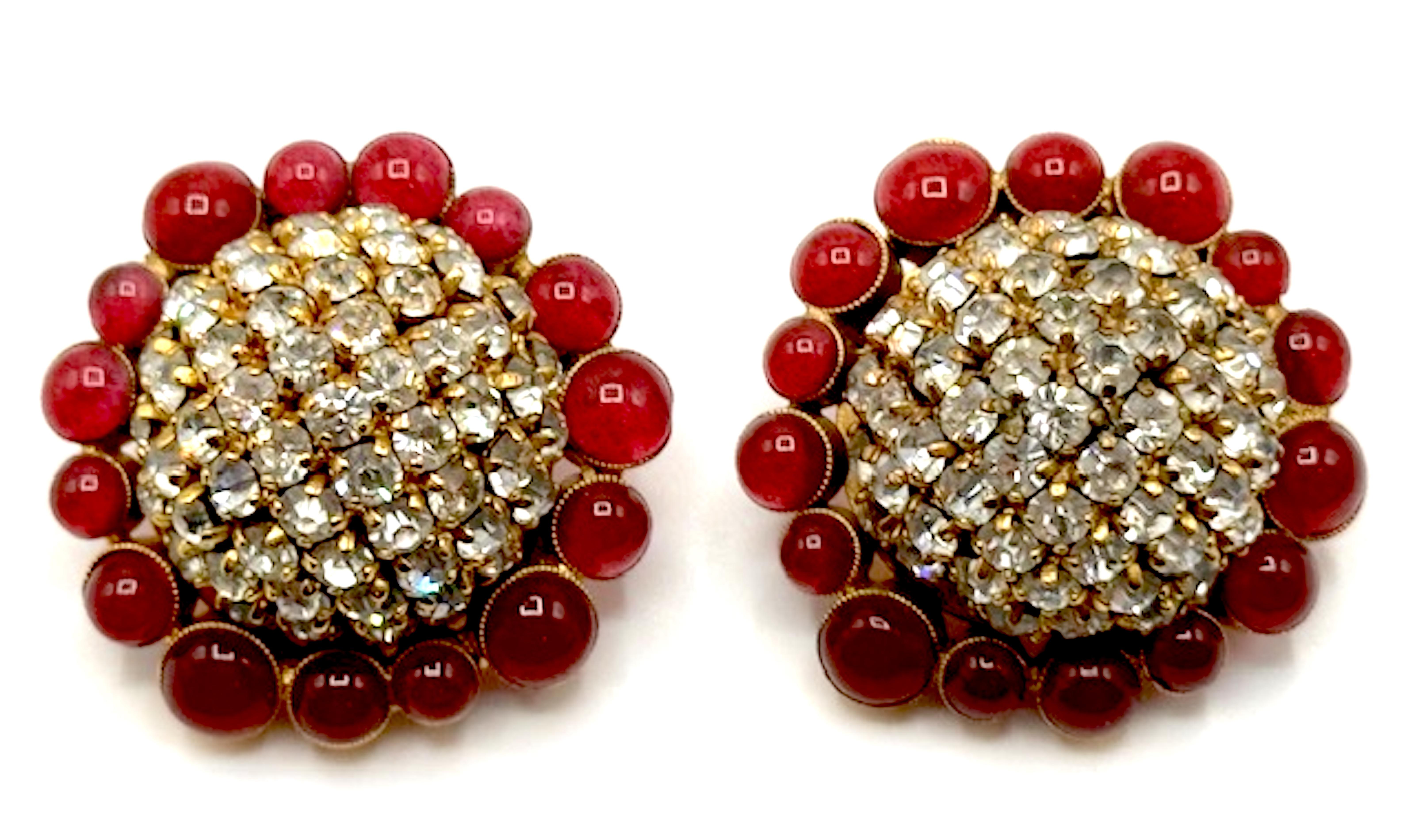 Taglio brillante Orecchini Chanel grandi in oro, cupola di strass e bottone rosso di Gripoix, 1989 in vendita