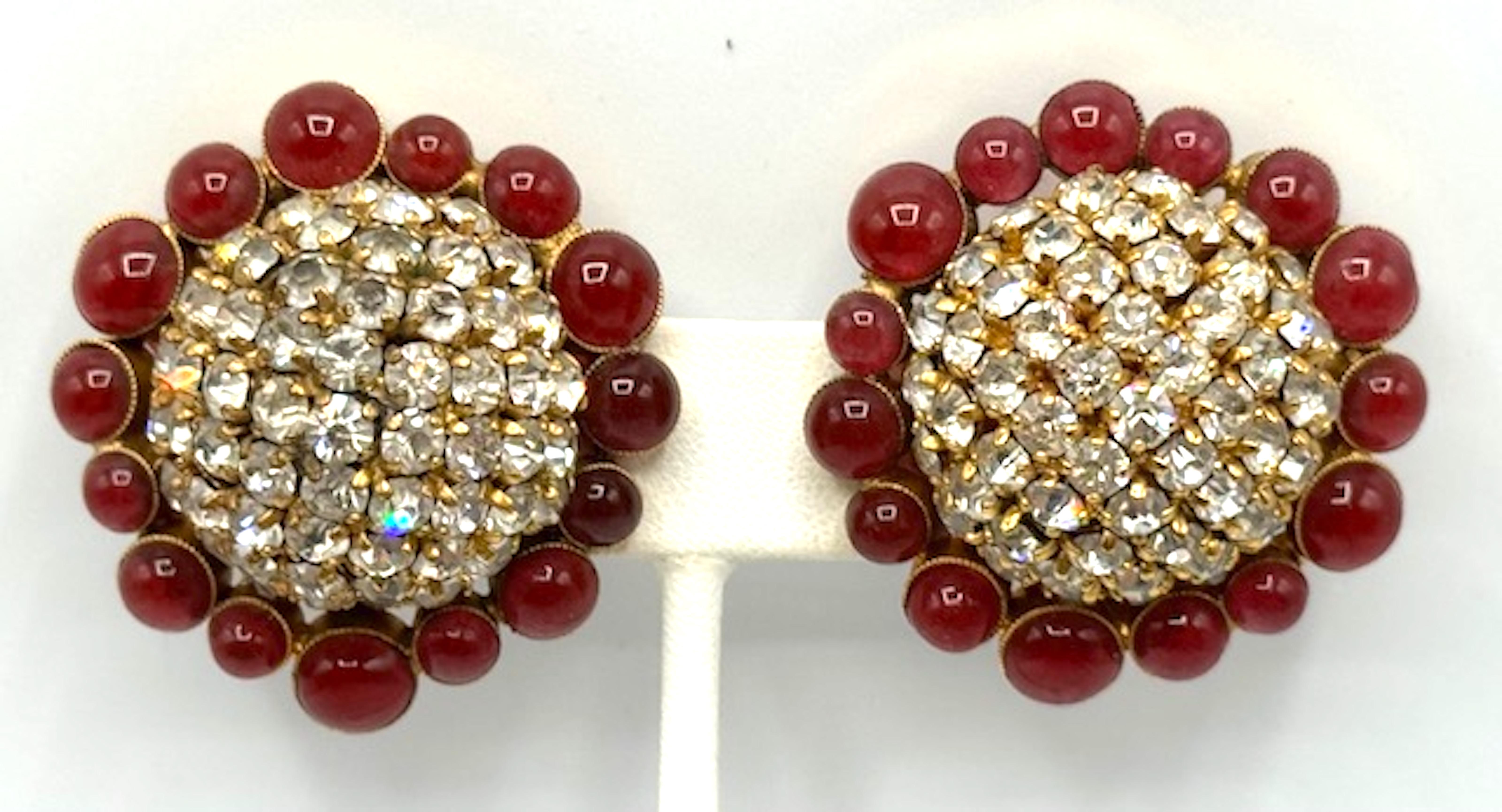 Orecchini Chanel grandi in oro, cupola di strass e bottone rosso di Gripoix, 1989 In condizioni buone in vendita a New York, NY
