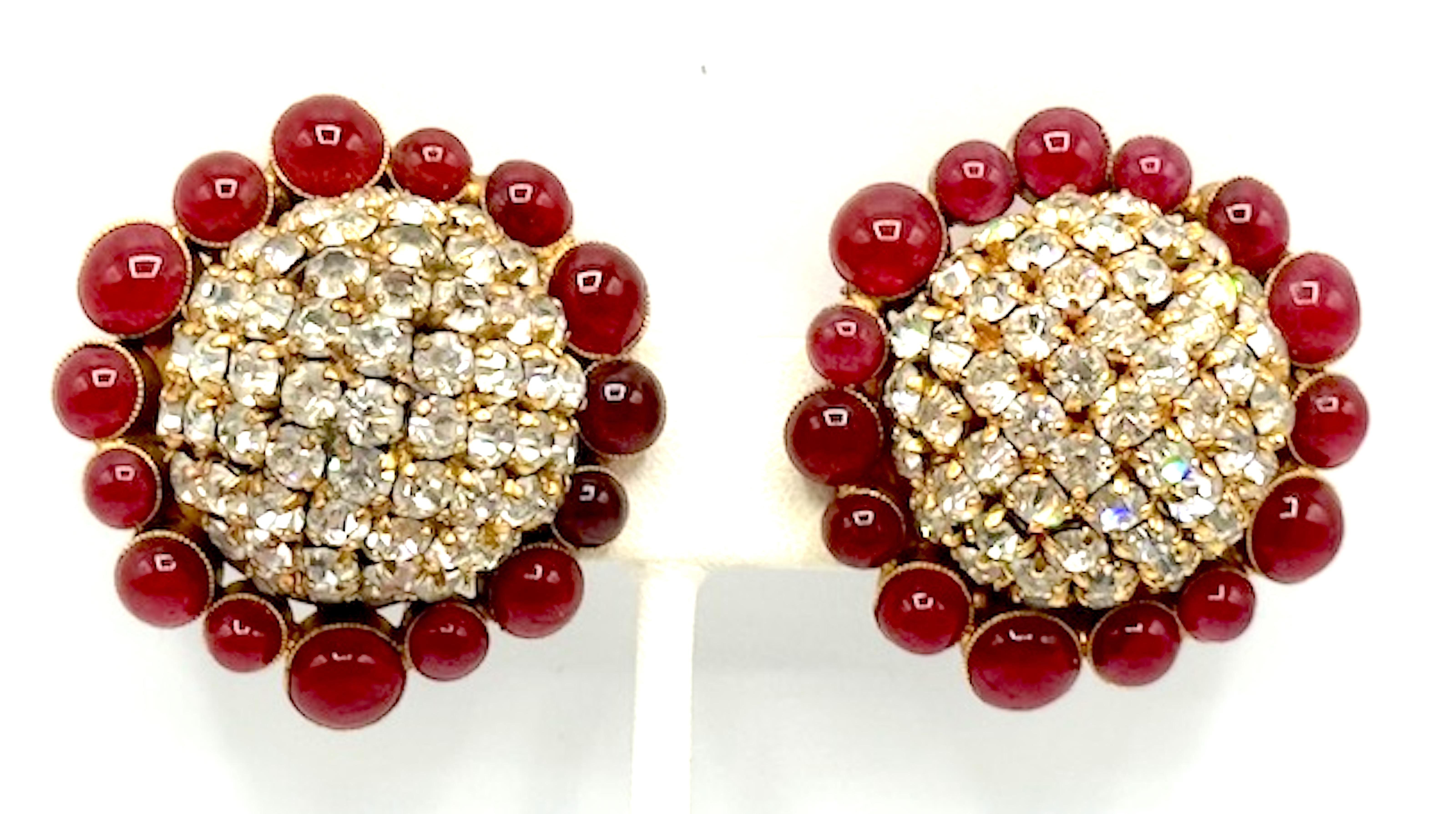 Donna Orecchini Chanel grandi in oro, cupola di strass e bottone rosso di Gripoix, 1989 in vendita