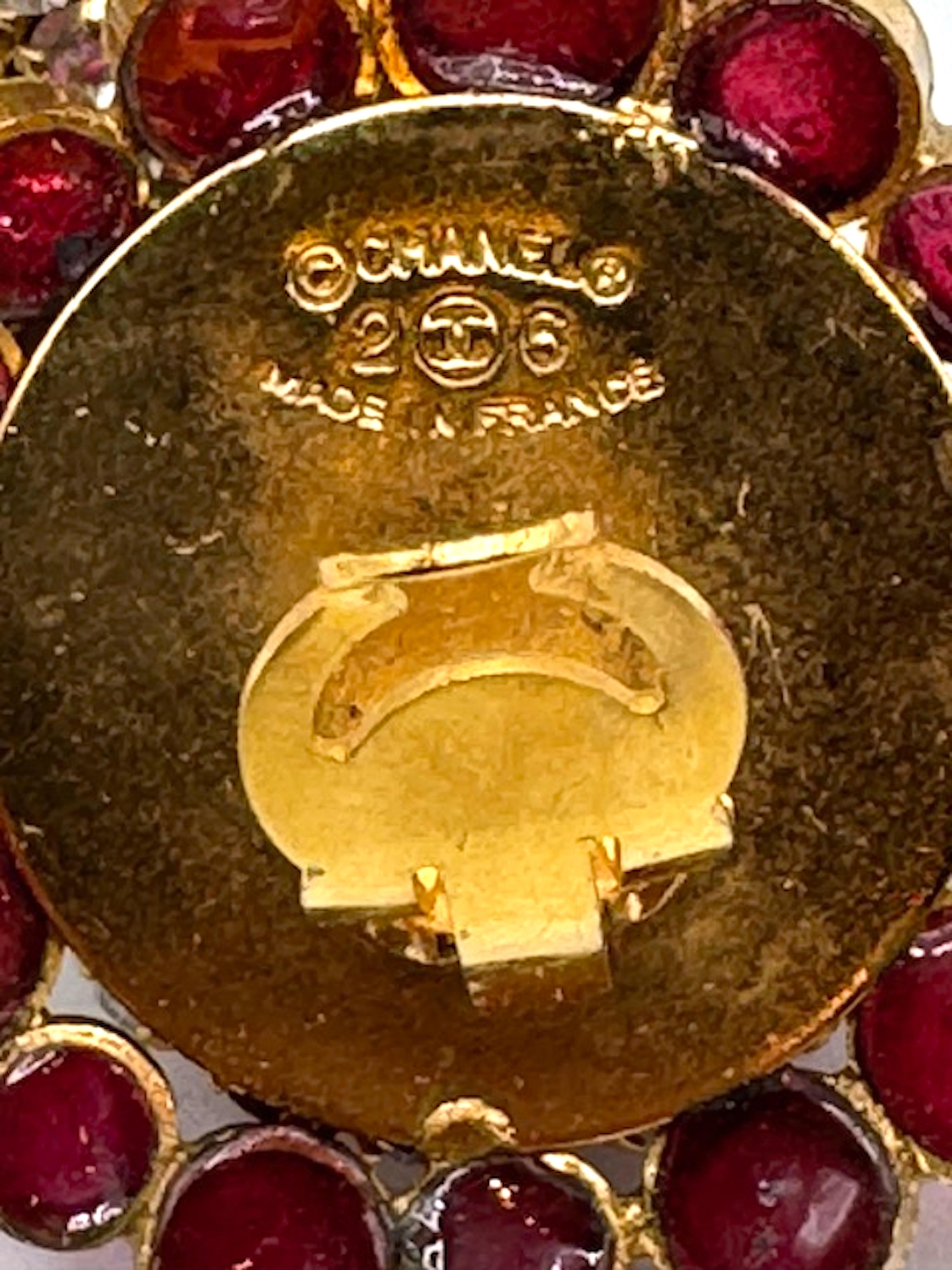Orecchini Chanel grandi in oro, cupola di strass e bottone rosso di Gripoix, 1989 in vendita 6