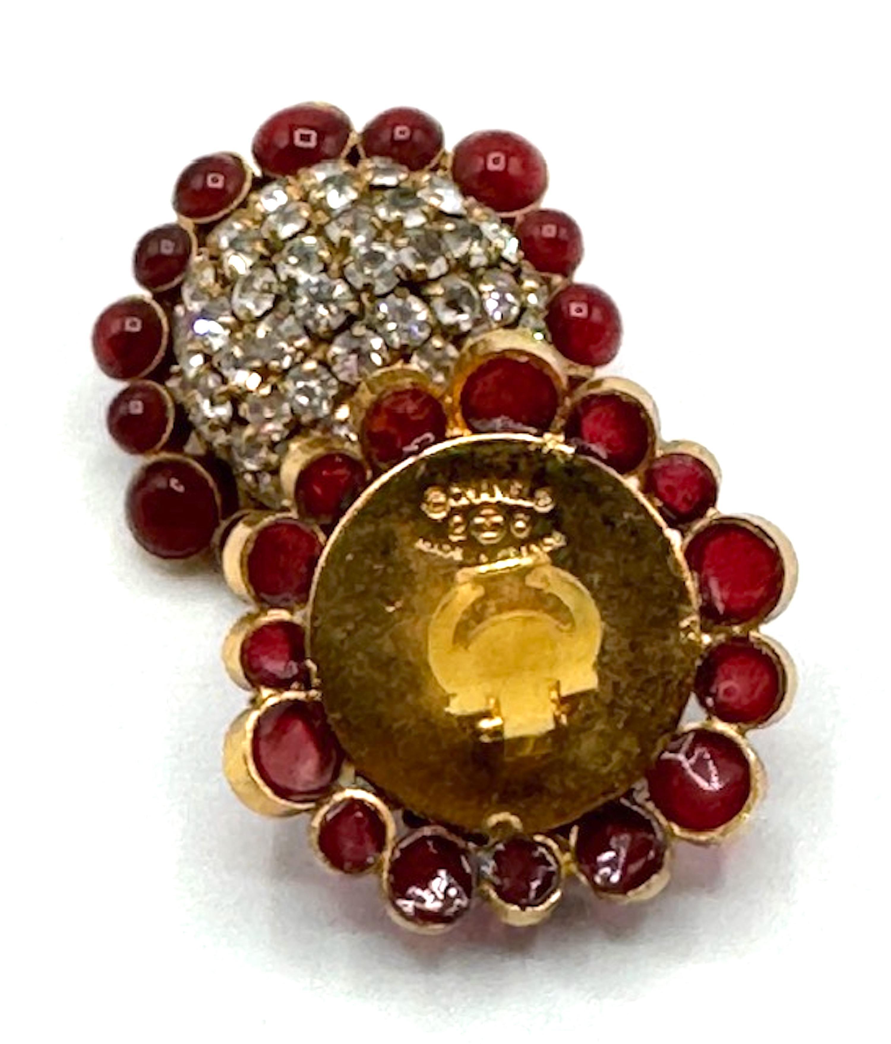 Orecchini Chanel grandi in oro, cupola di strass e bottone rosso di Gripoix, 1989 in vendita 7