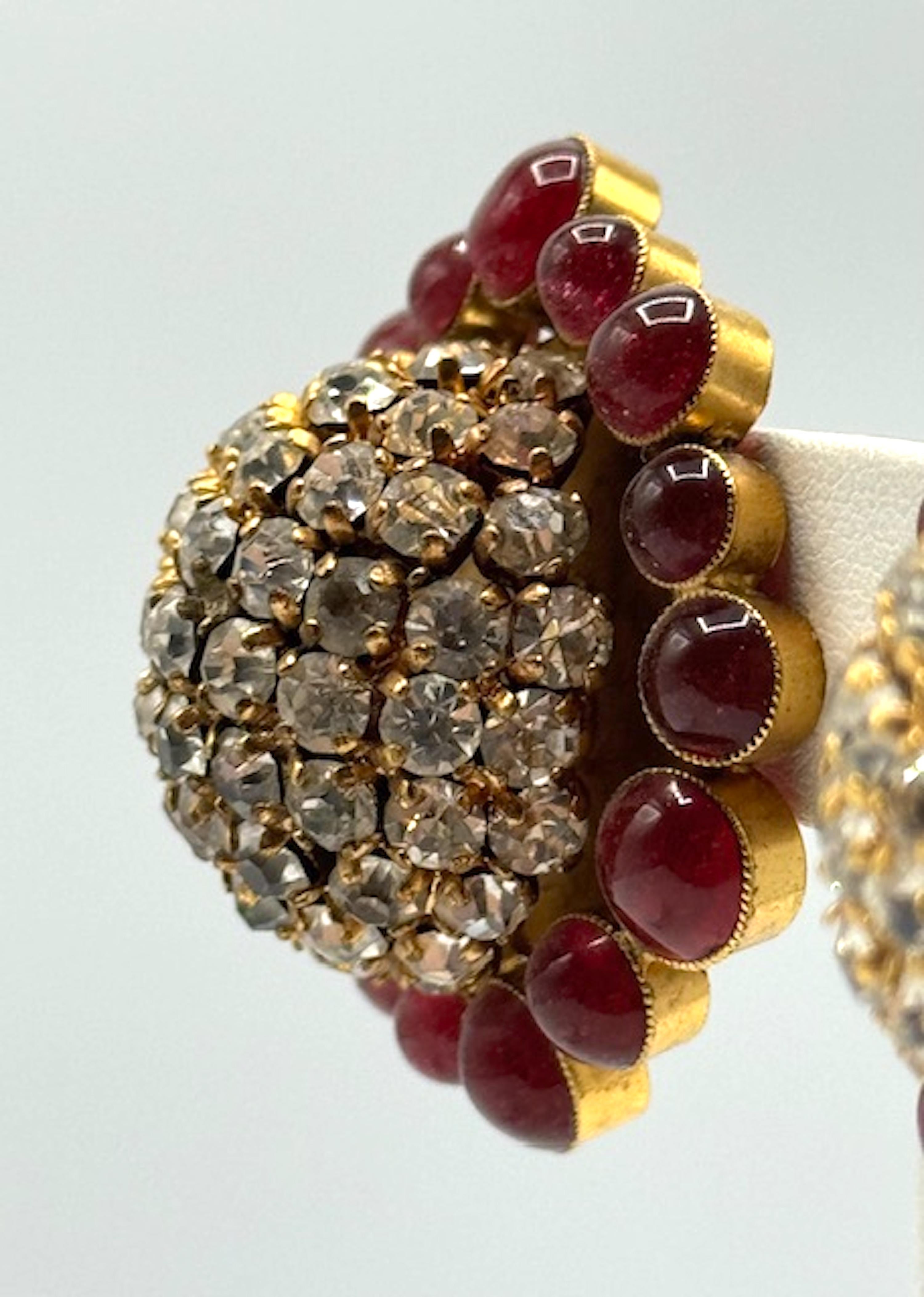 Orecchini Chanel grandi in oro, cupola di strass e bottone rosso di Gripoix, 1989 in vendita 4