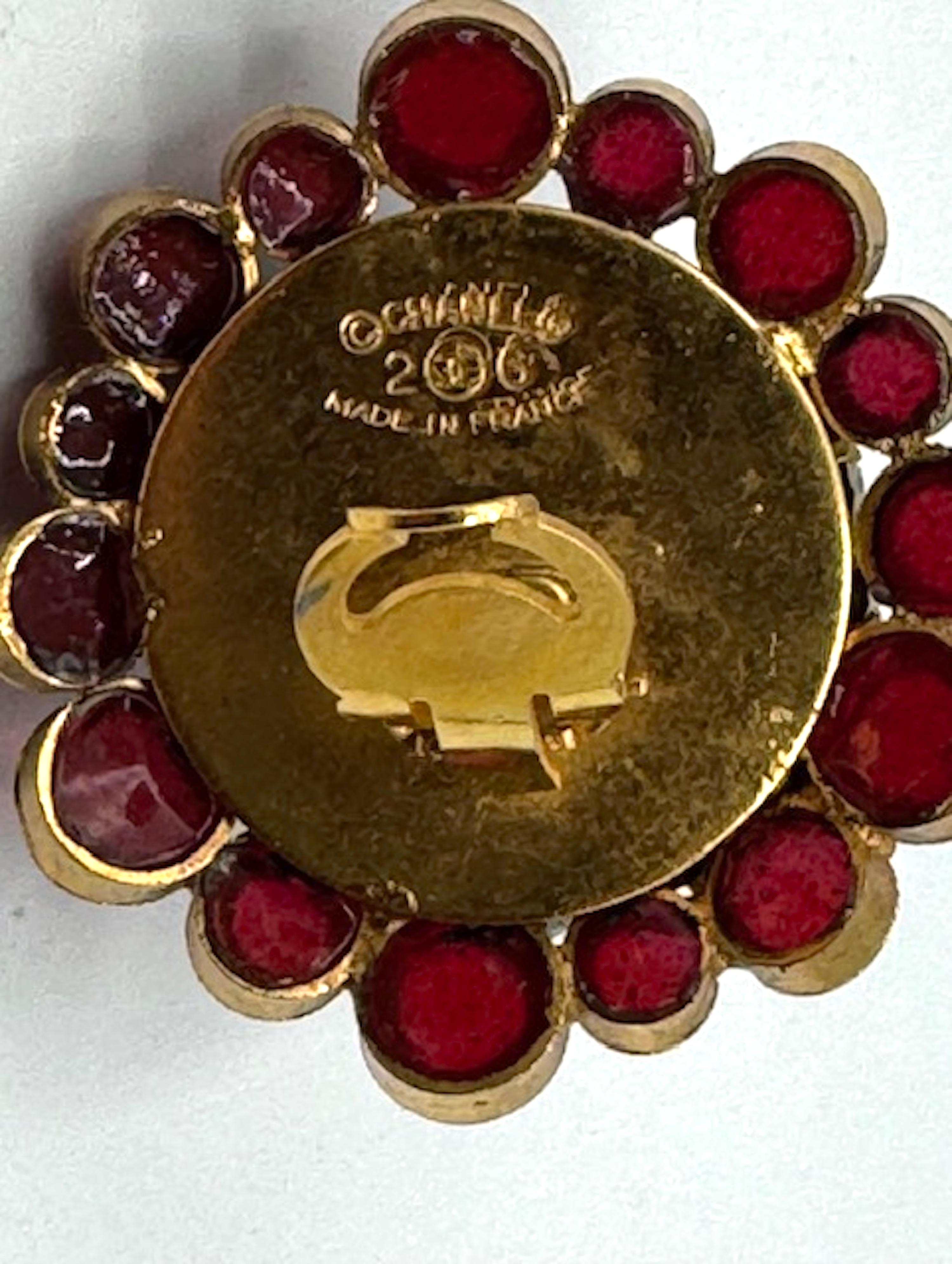 Orecchini Chanel grandi in oro, cupola di strass e bottone rosso di Gripoix, 1989 in vendita 8