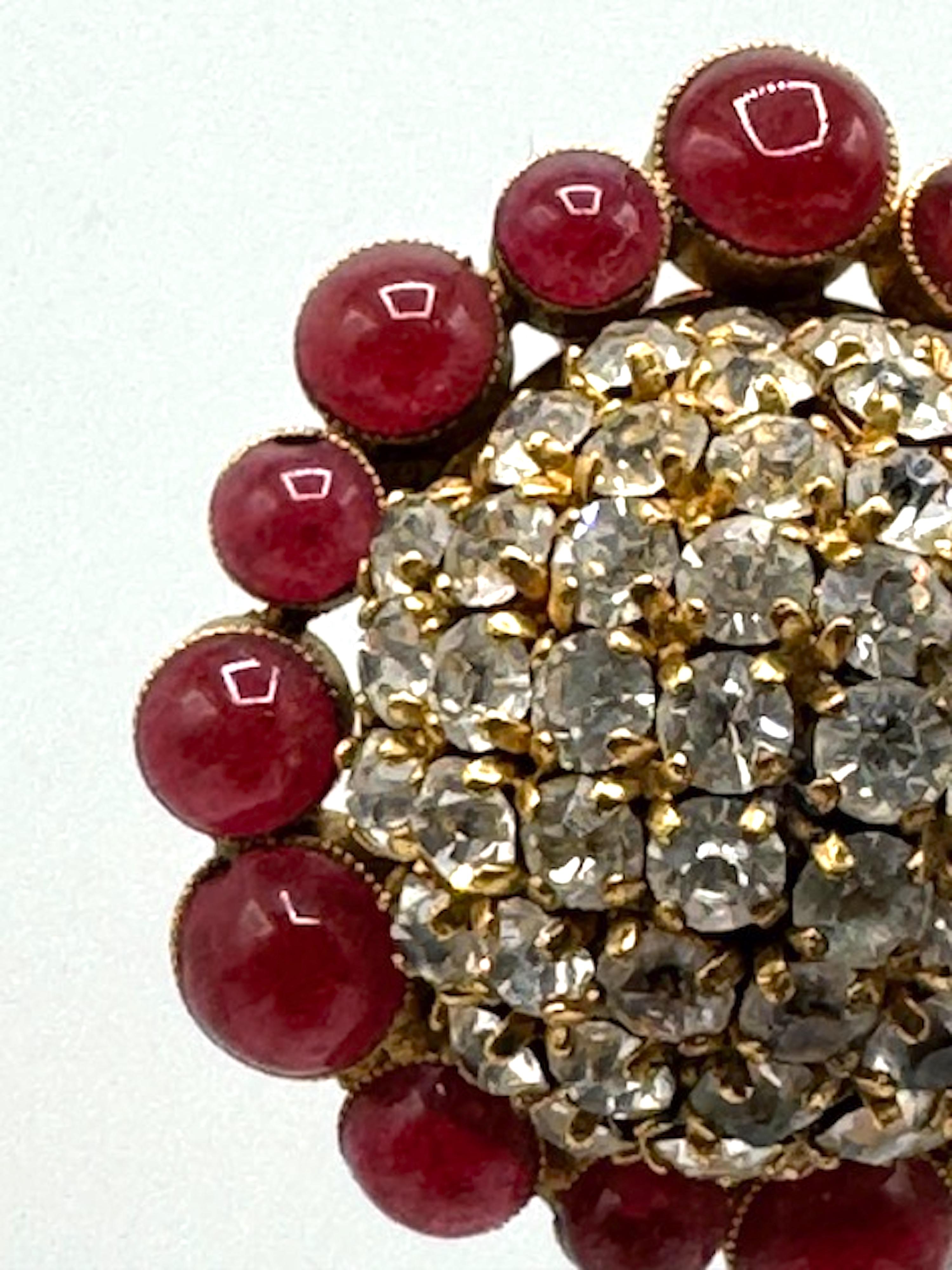 Orecchini Chanel grandi in oro, cupola di strass e bottone rosso di Gripoix, 1989 in vendita 3