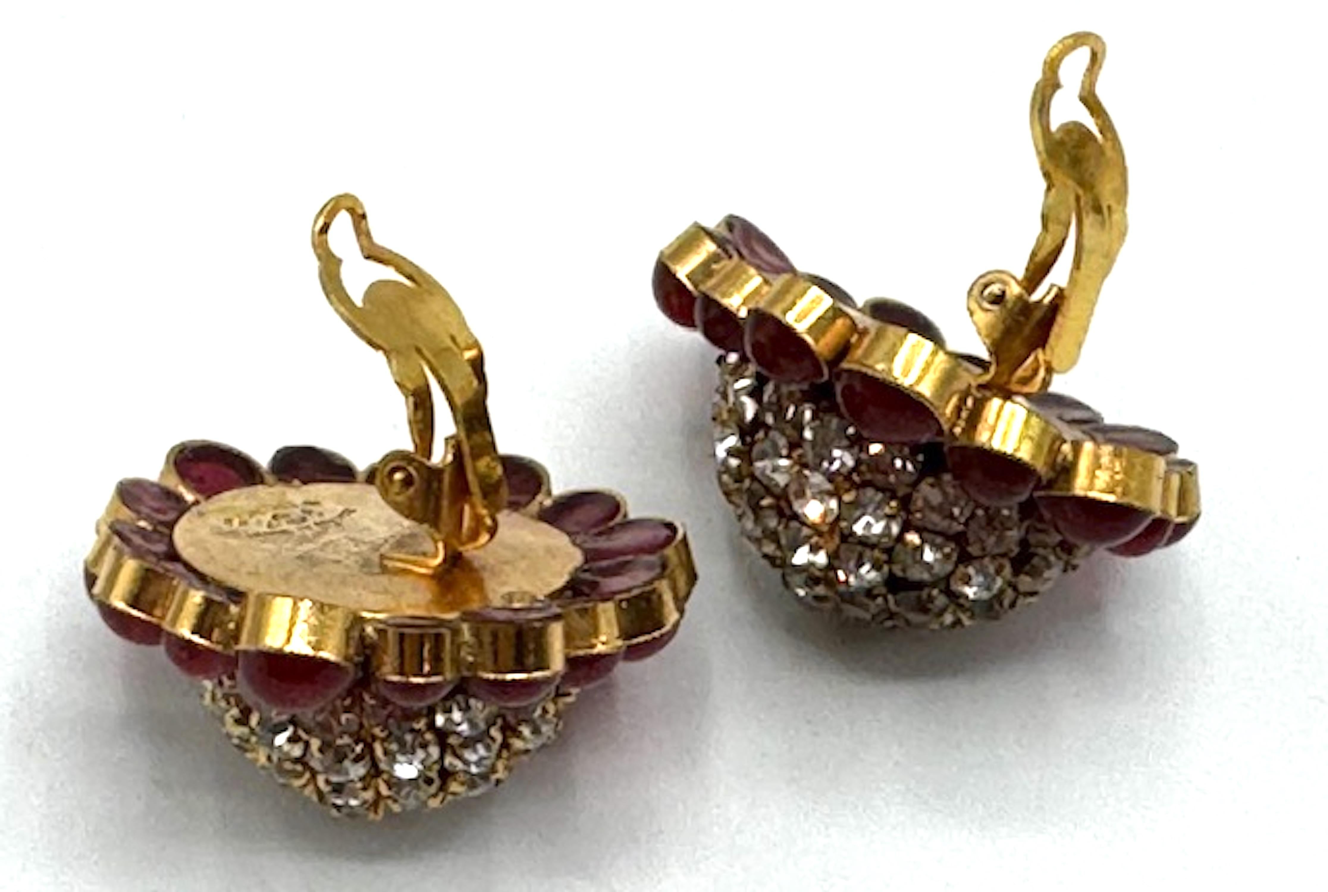 Orecchini Chanel grandi in oro, cupola di strass e bottone rosso di Gripoix, 1989 in vendita 9