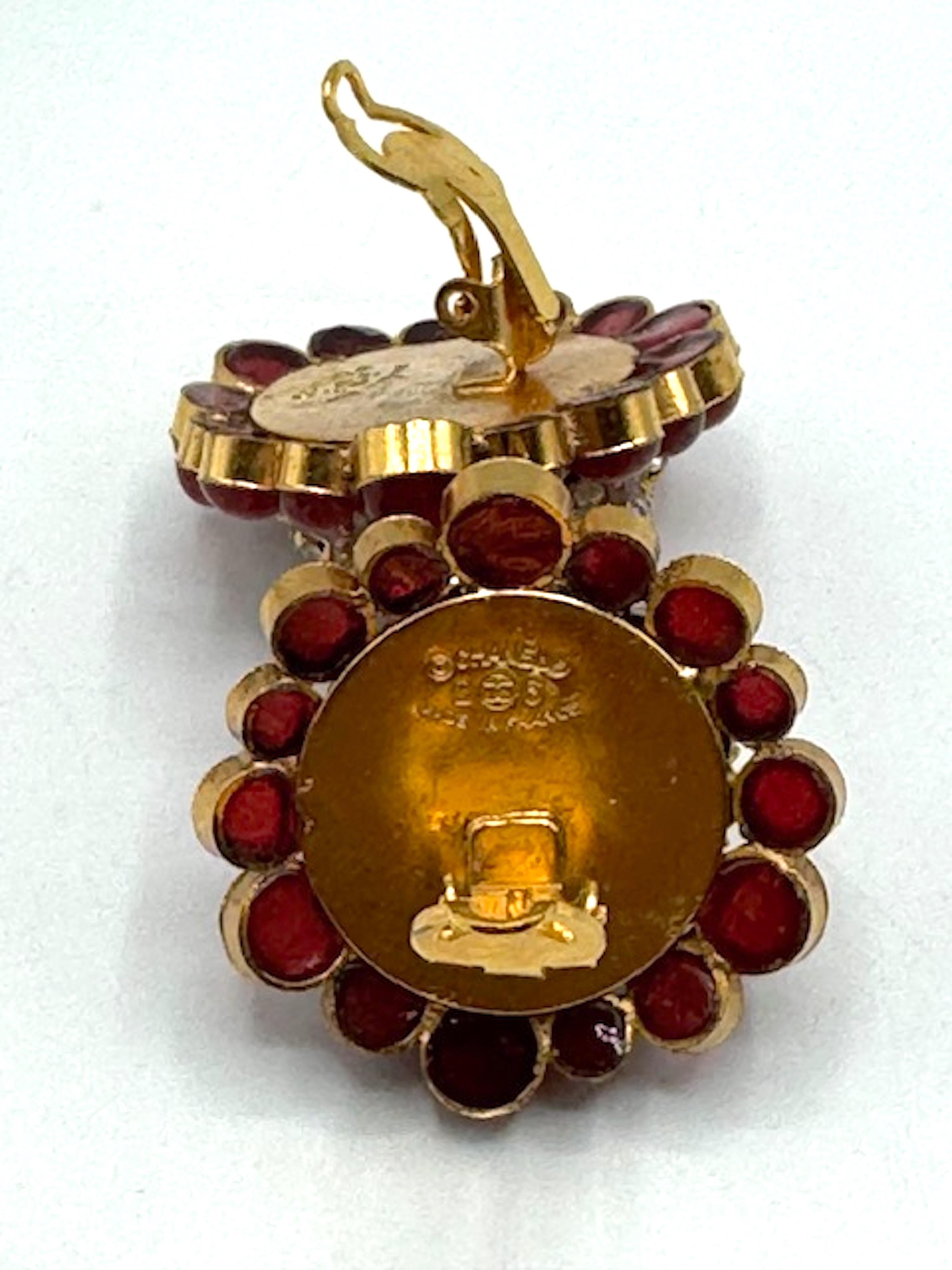 Orecchini Chanel grandi in oro, cupola di strass e bottone rosso di Gripoix, 1989 in vendita 10