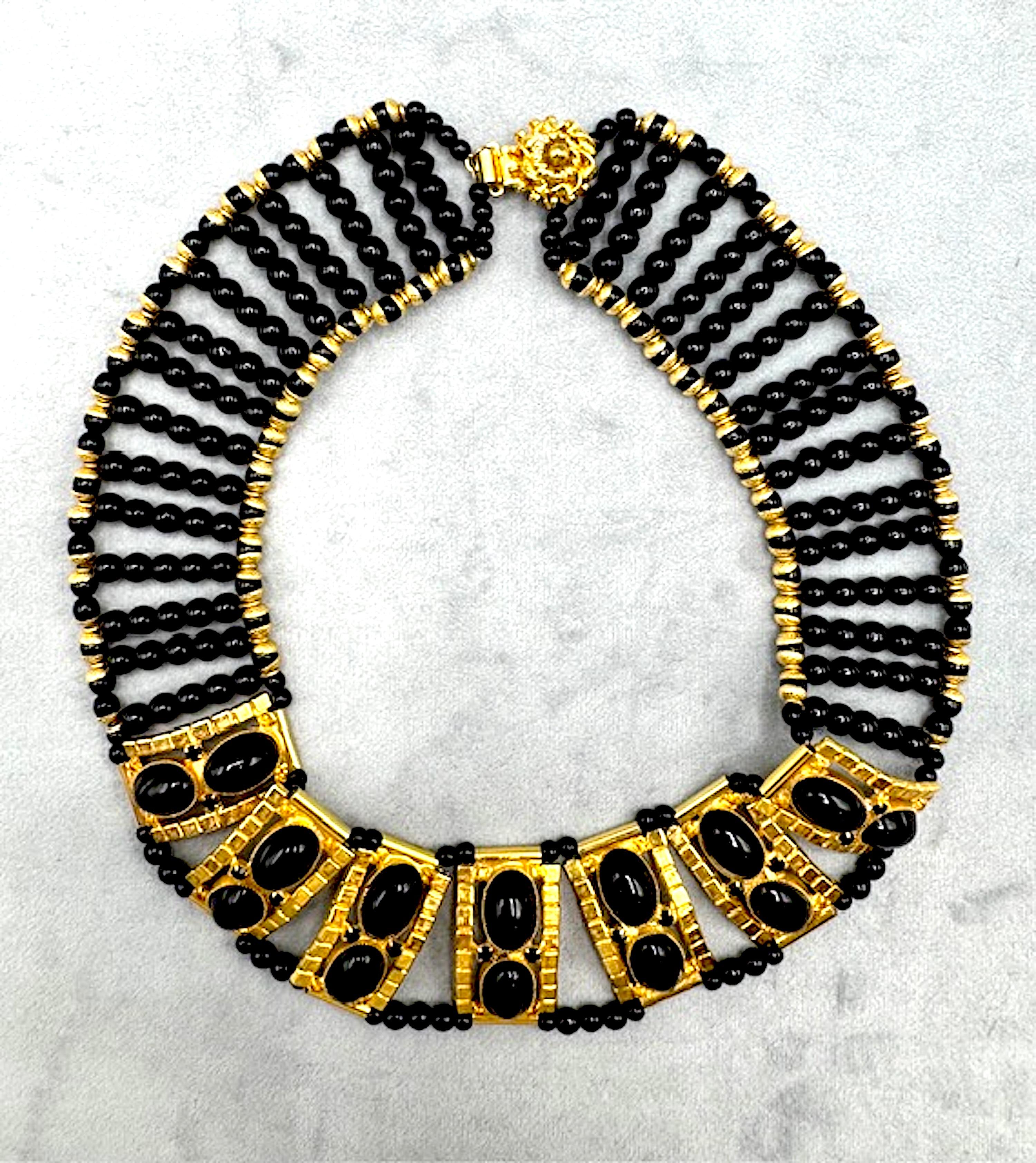 Una collana davvero elegante, del 1974 circa, realizzata dal designer di gioielli d'avanguardia William Delillo di New York. La collana è in stile revival egiziano, popolare all'inizio degli anni '70, con un design a colletto a maglie larghe. La