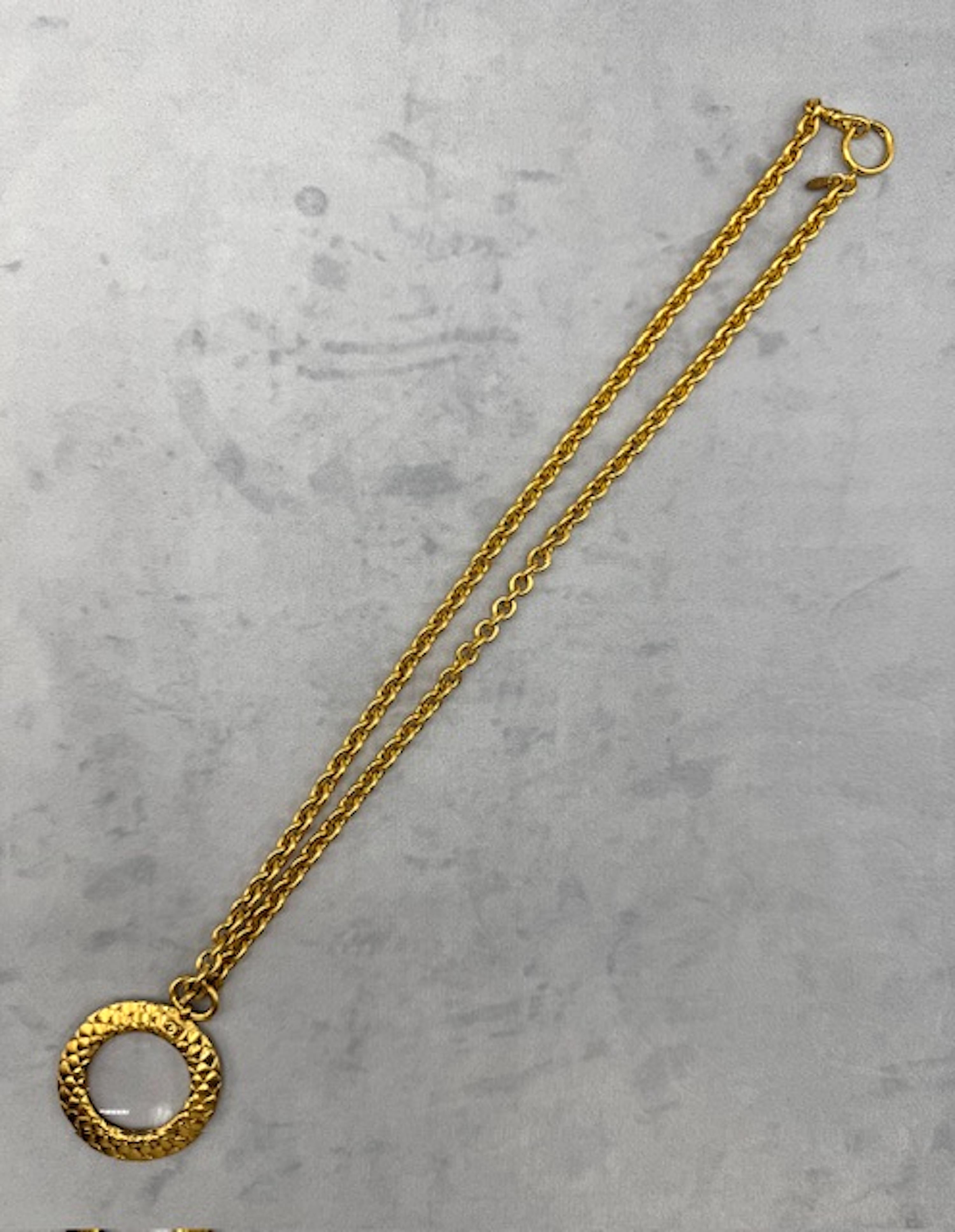 Femenino o masculino Chanel Collar Colgante Lupa Primavera 2002 en venta