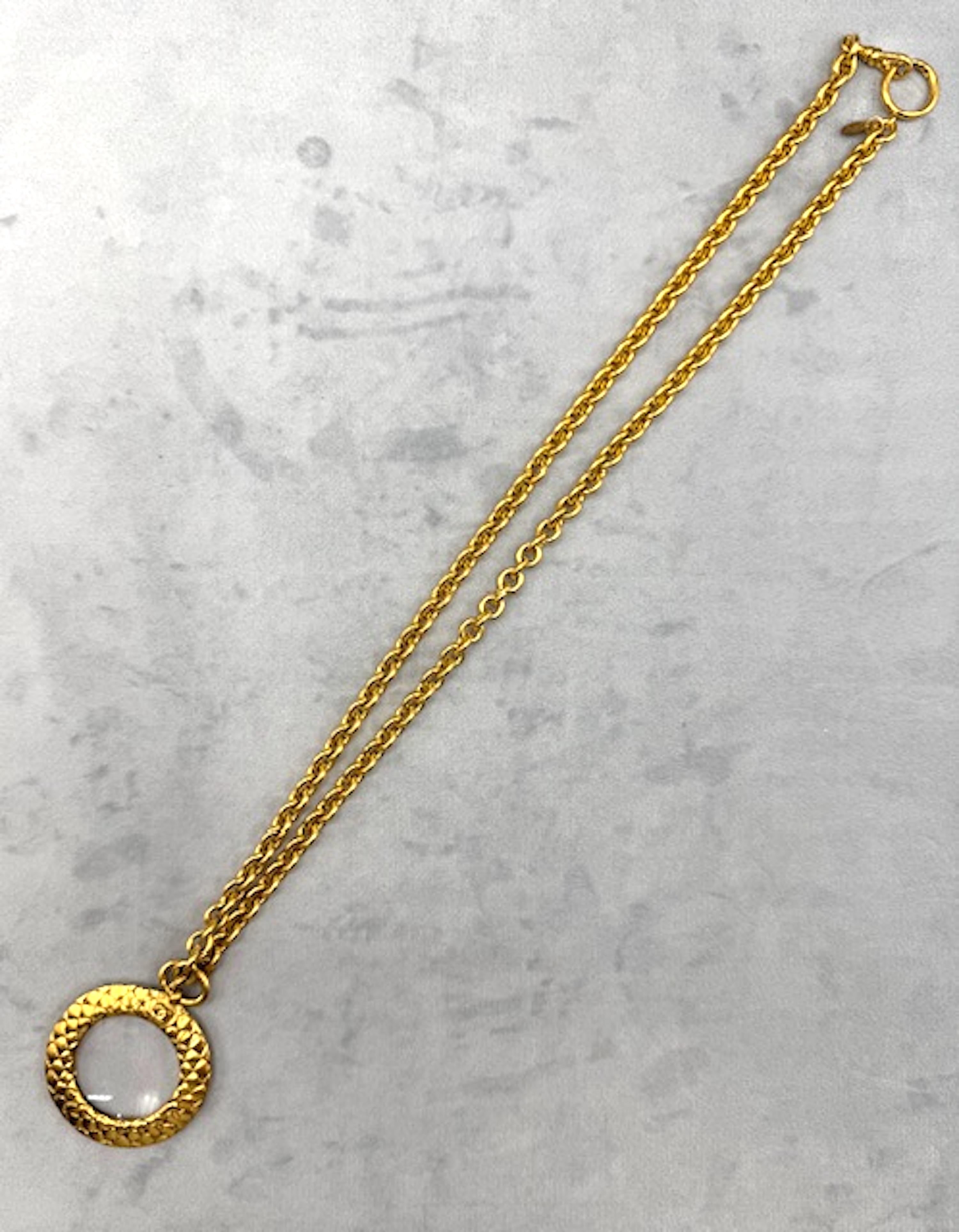 Chanel Collar Colgante Lupa Primavera 2002 en Bueno estado para la venta en New York, NY