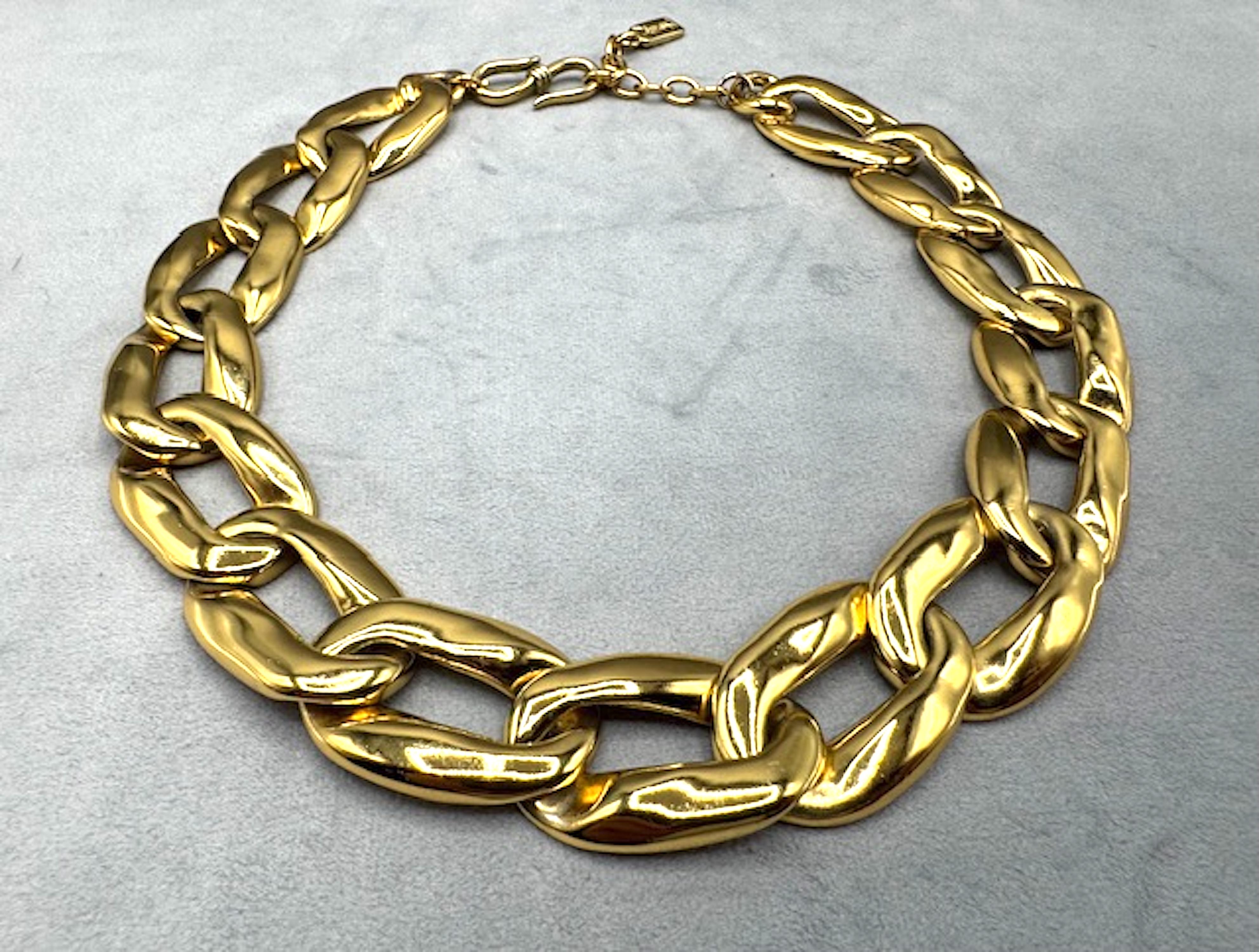 Donna Yves Saint Laurent anni '80 - Collana a maglie larghe in oro e strass in vendita