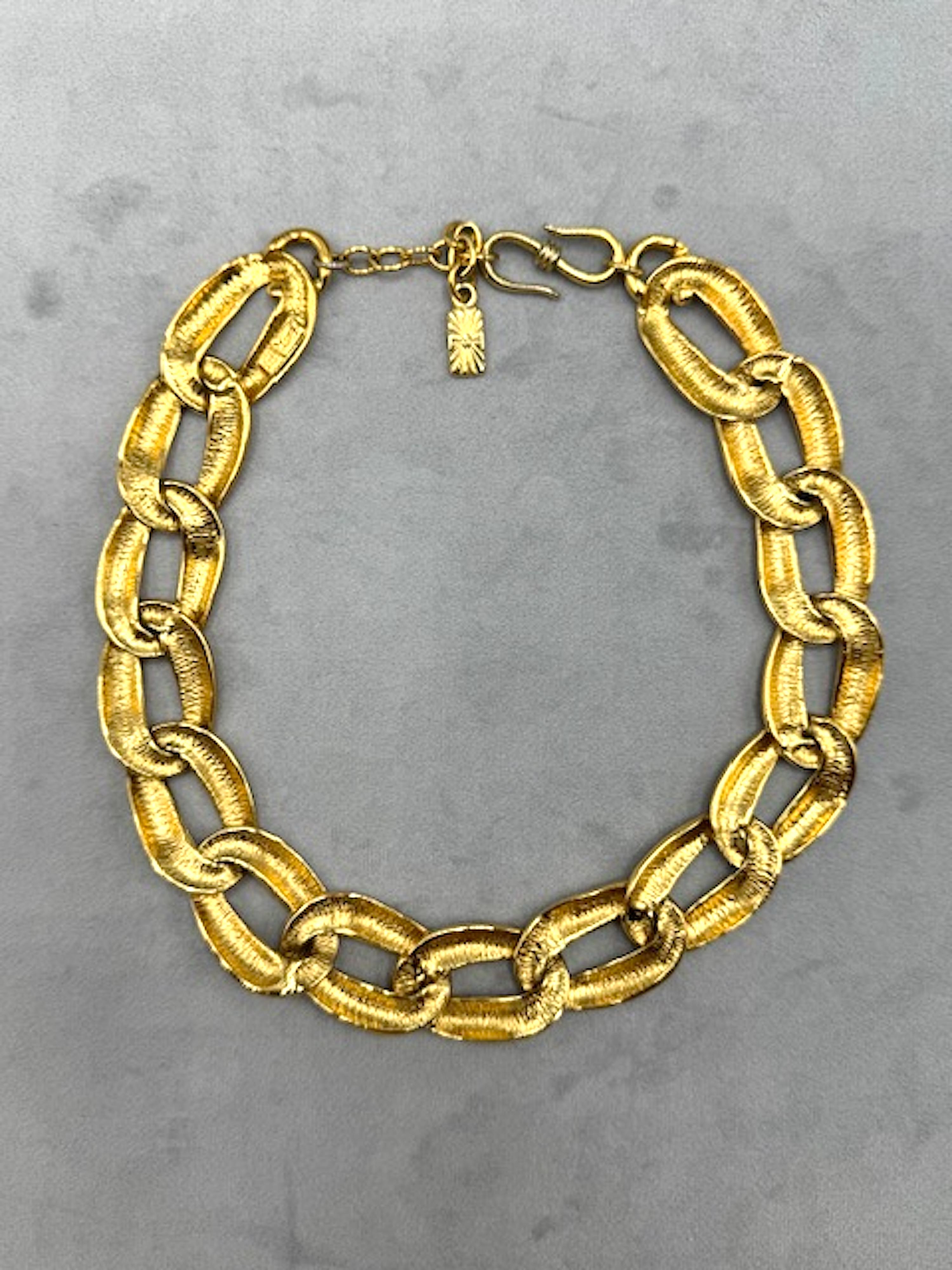 Yves Saint Laurent anni '80 - Collana a maglie larghe in oro e strass in vendita 3