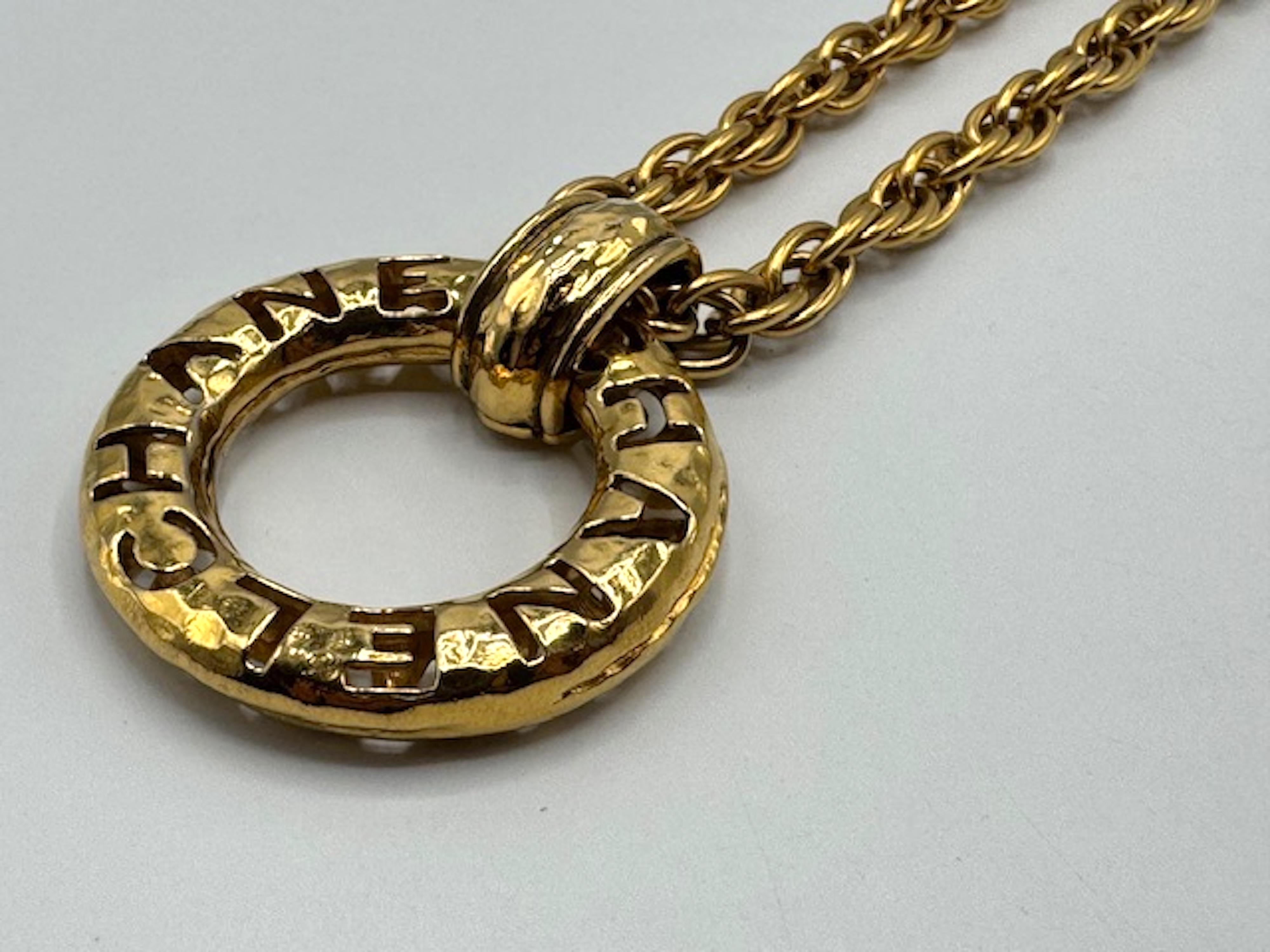 Collar Colgante Anillo Largo Oro Chanel Clásico Años 80 en venta 1