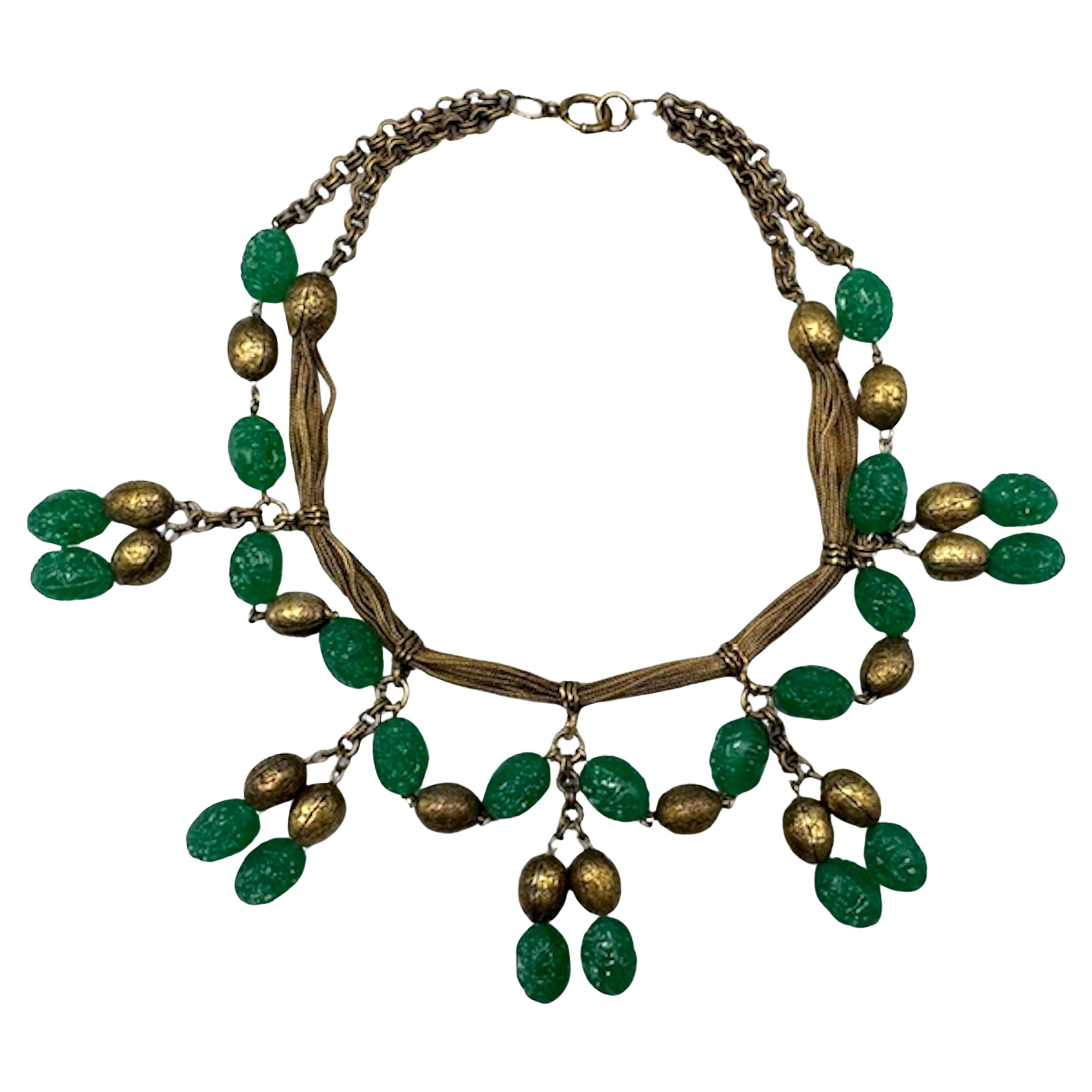 Ce collier biblique tchèque en laiton doré et verre sculpté des années 1920-30 est un bel exemple de bijou fantaisie européen vintage, en particulier de l'époque Art of Vintage. Il a été fabriqué en Tchécoslovaquie, qui était un centre de production