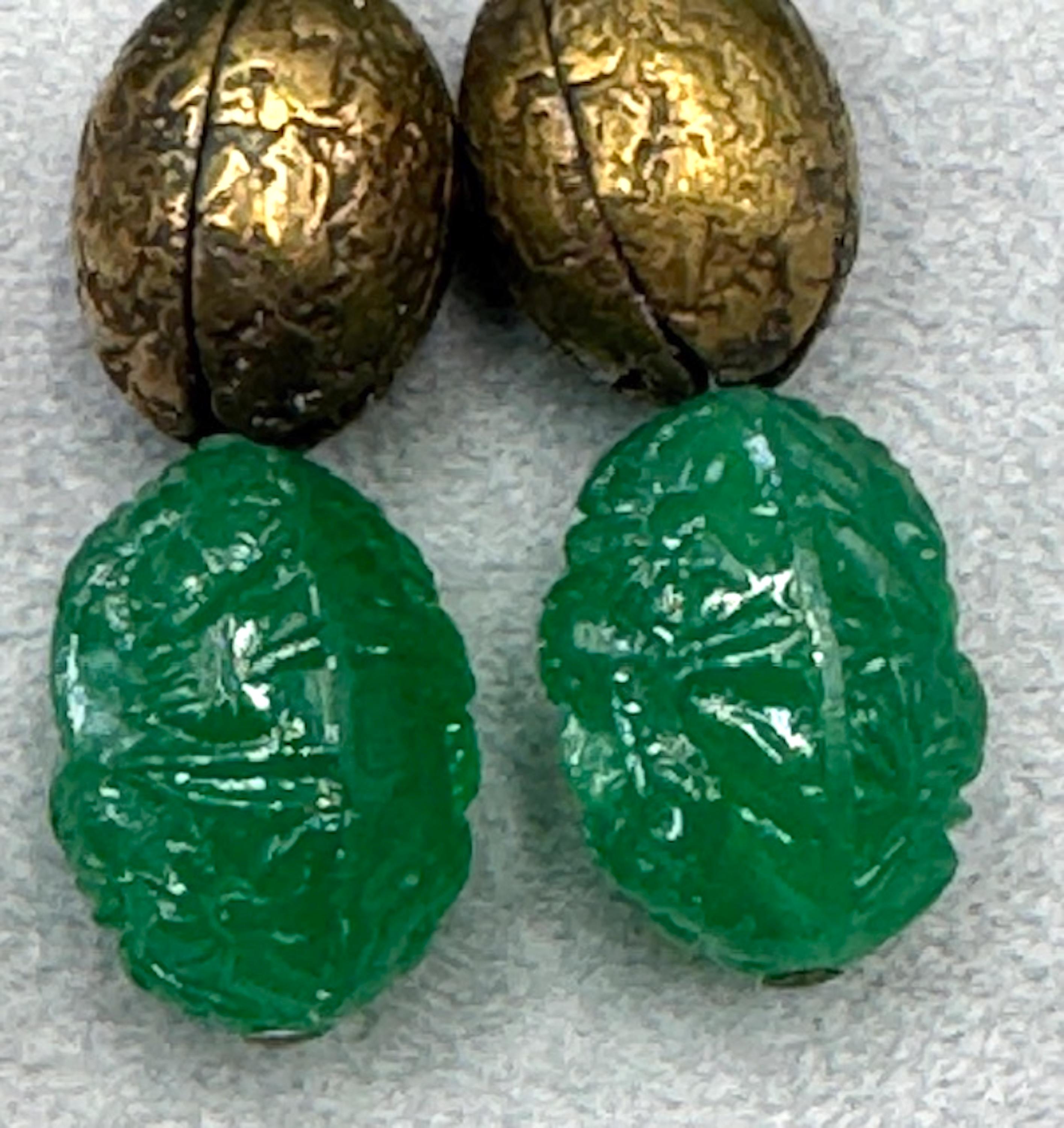 Collier à bavette en verre émeraude sculpté et doré des années 1920/30 en vente 5