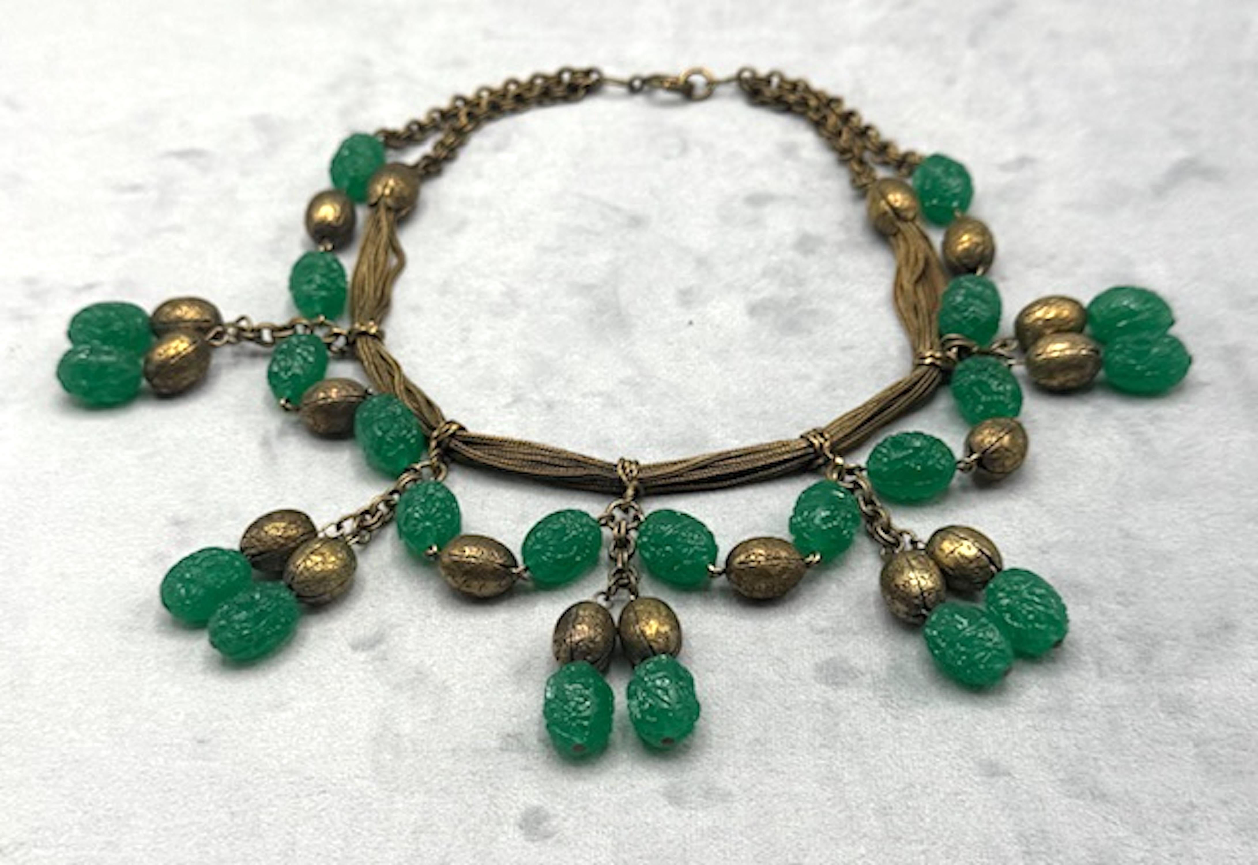 Collier à bavette en verre émeraude sculpté et doré des années 1920/30 en vente 2