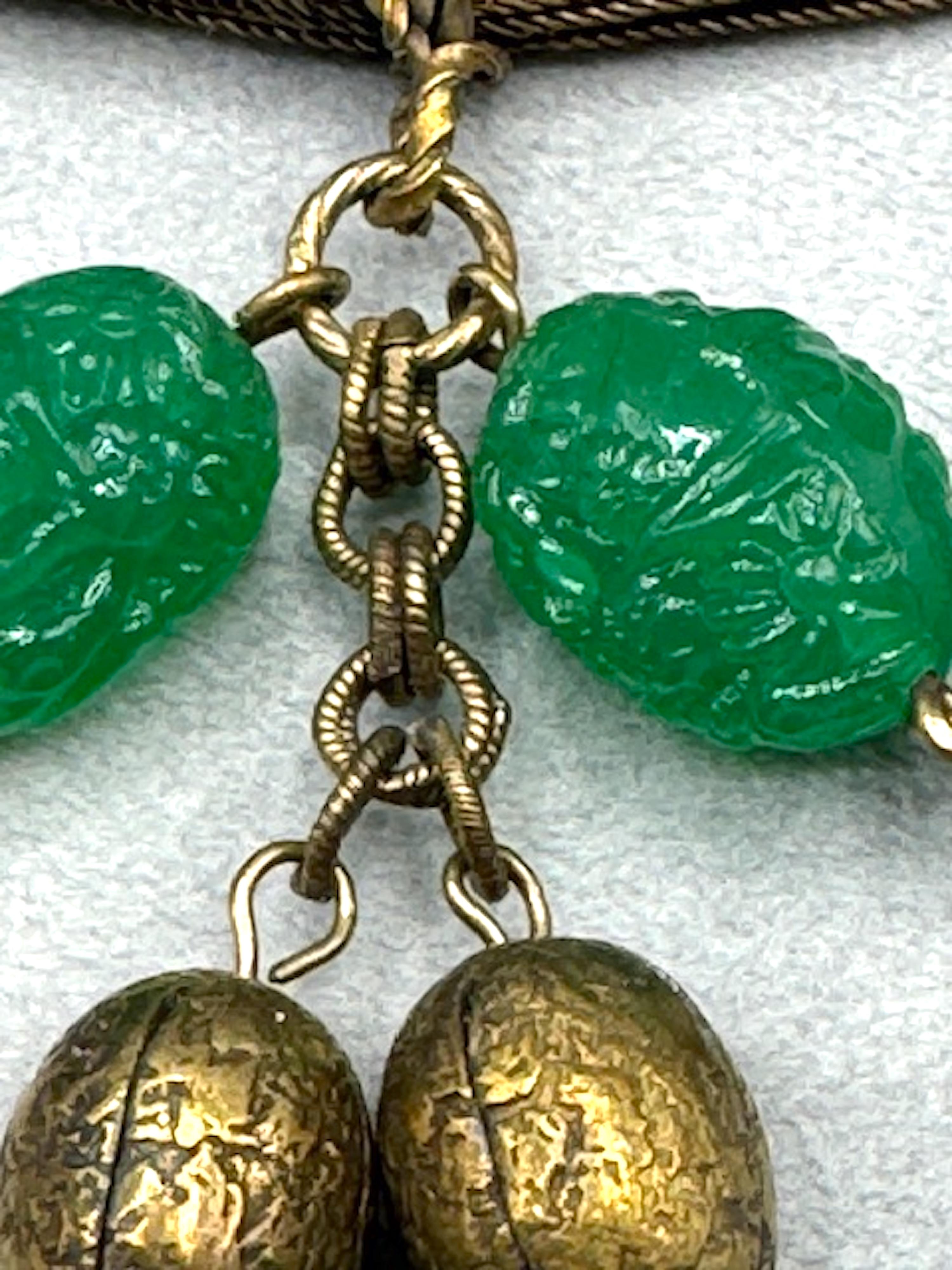 Collier à bavette en verre émeraude sculpté et doré des années 1920/30 en vente 4