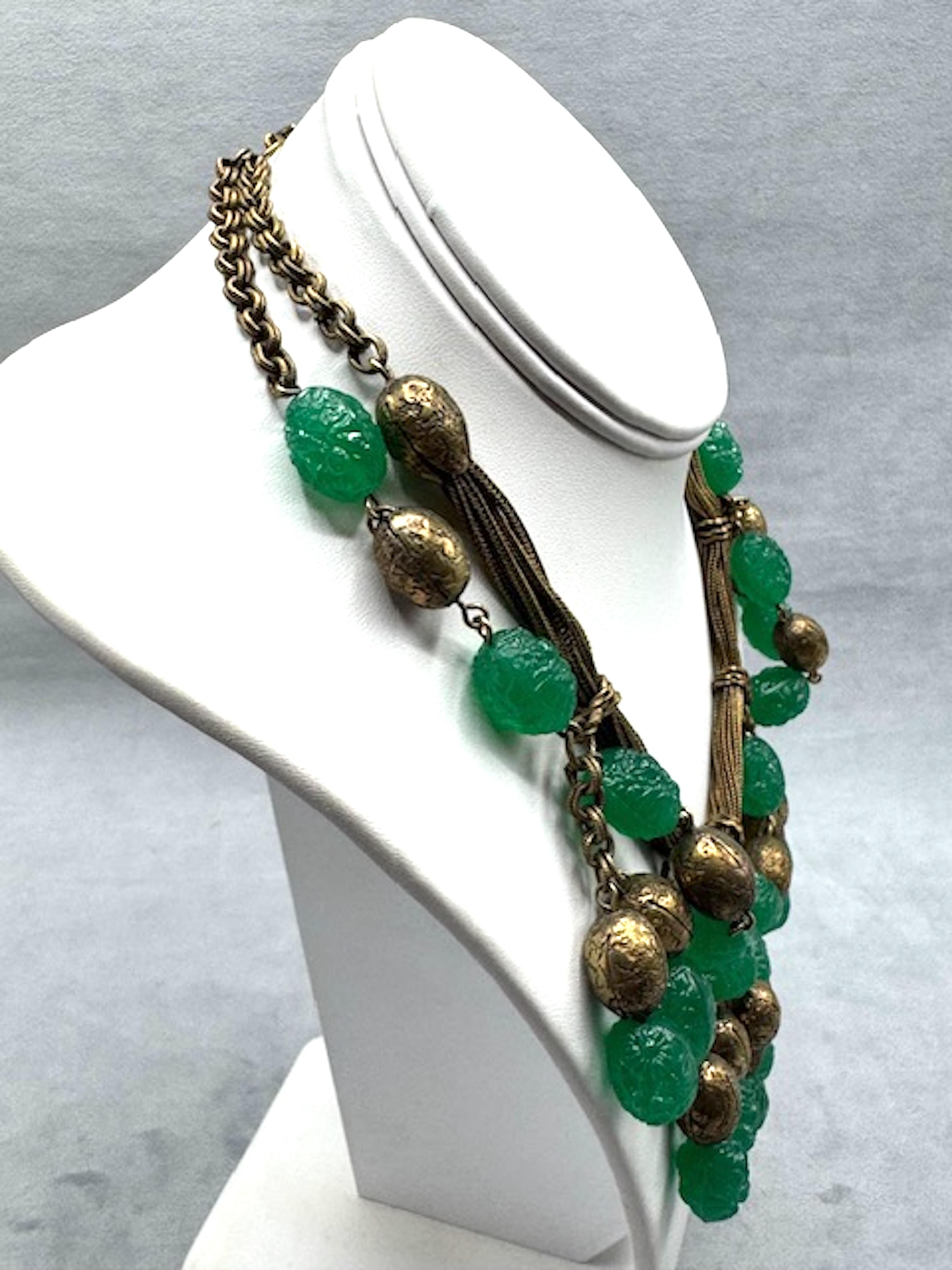 Collier à bavette en verre émeraude sculpté et doré des années 1920/30 Pour femmes en vente