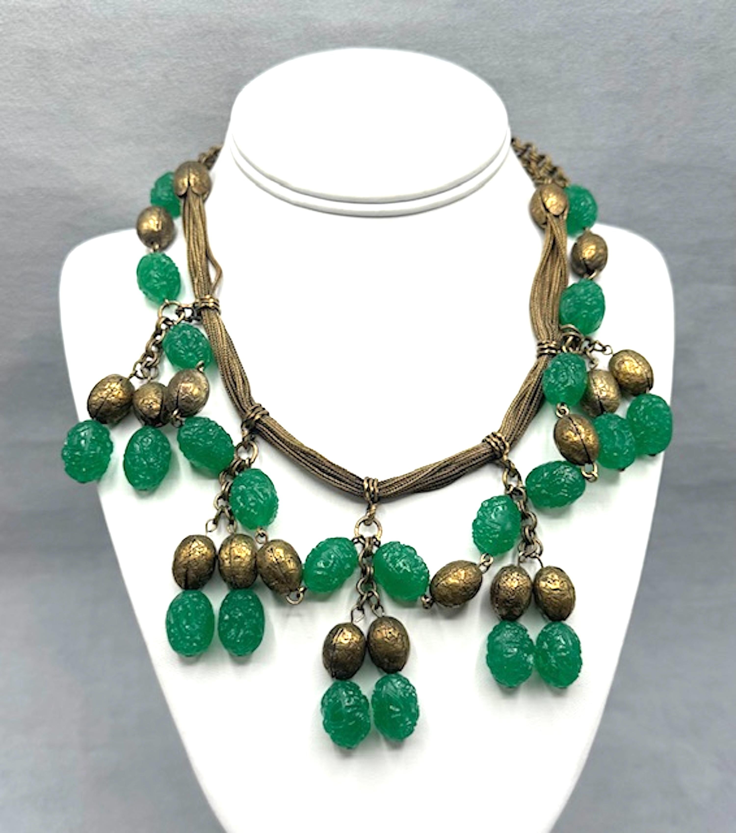 Collier à bavette en verre émeraude sculpté et doré des années 1920/30 Bon état - En vente à New York, NY