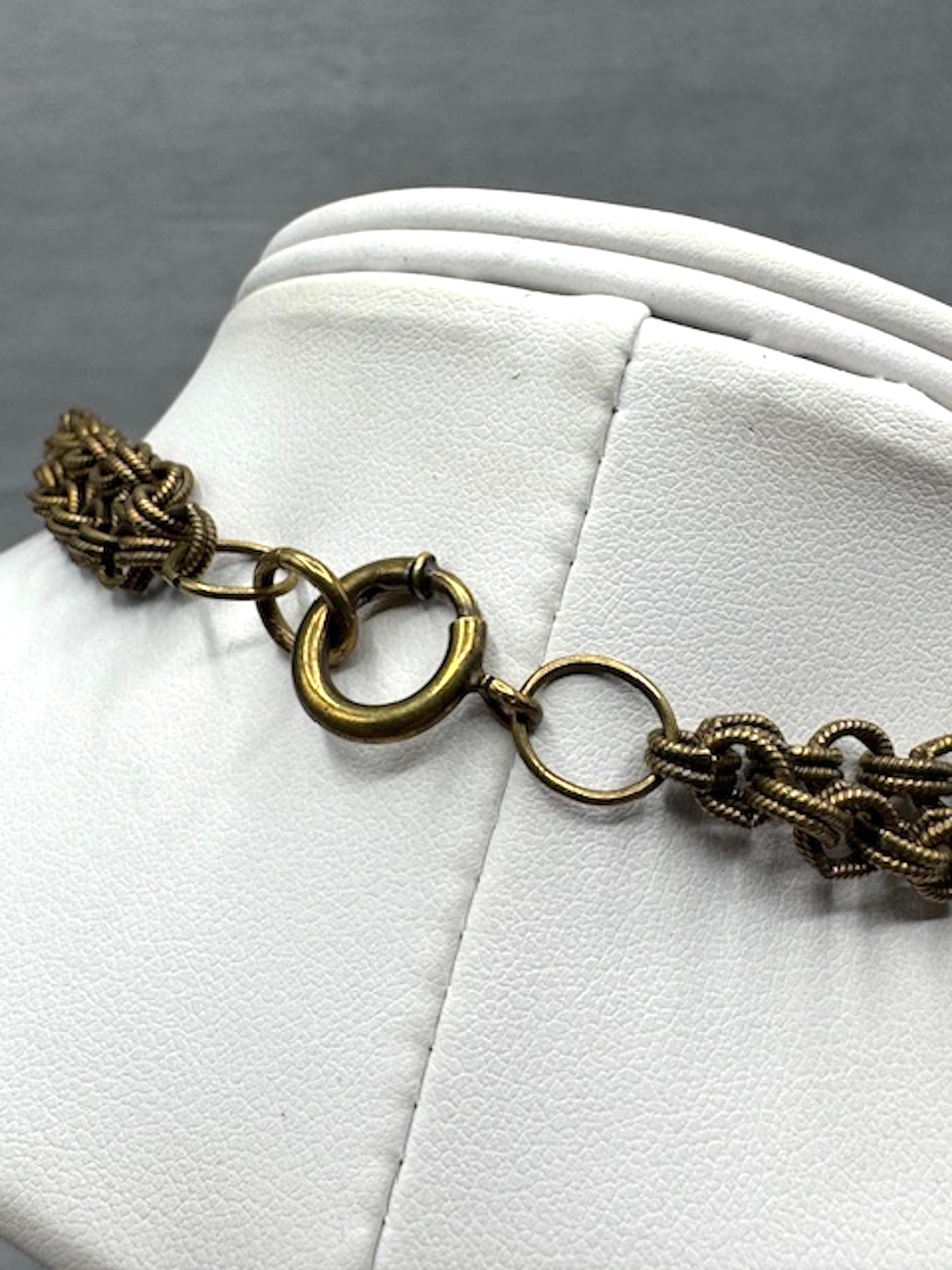 Collier à bavette en verre émeraude sculpté et doré des années 1920/30 en vente 6