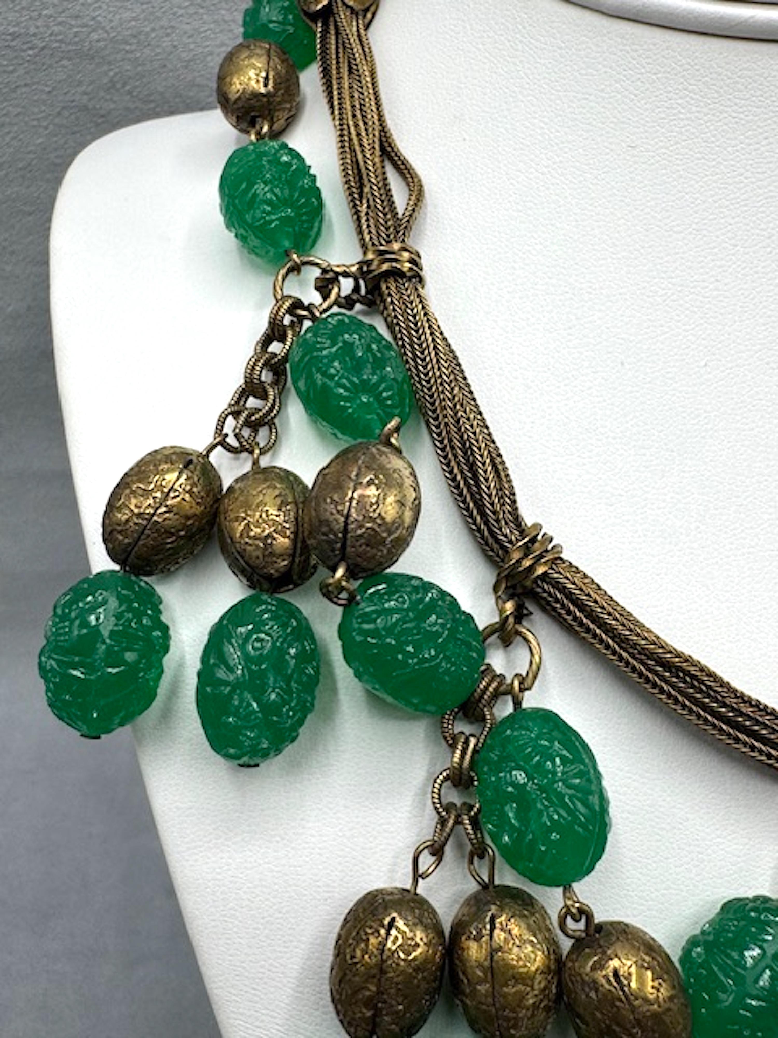 Collier à bavette en verre émeraude sculpté et doré des années 1920/30 en vente 1