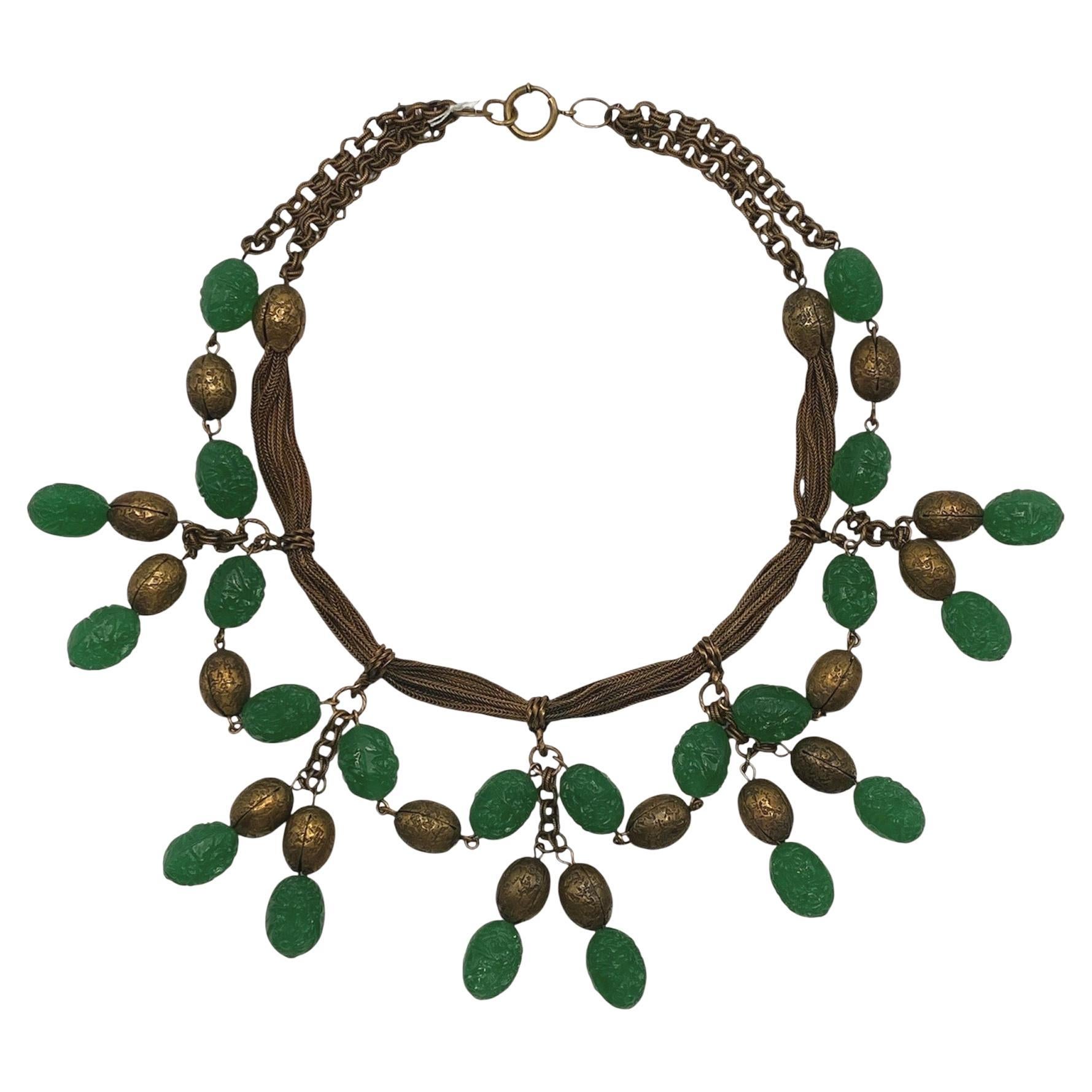Collier à bavette en verre émeraude sculpté et doré des années 1920/30
