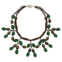 Collier à bavette en verre émeraude sculpté et doré des années 1920/30