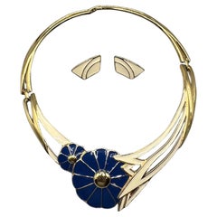 Trifari 1980s Elfenbein & Blau emailliert auf Gold Blume Halskette & Ohrringe