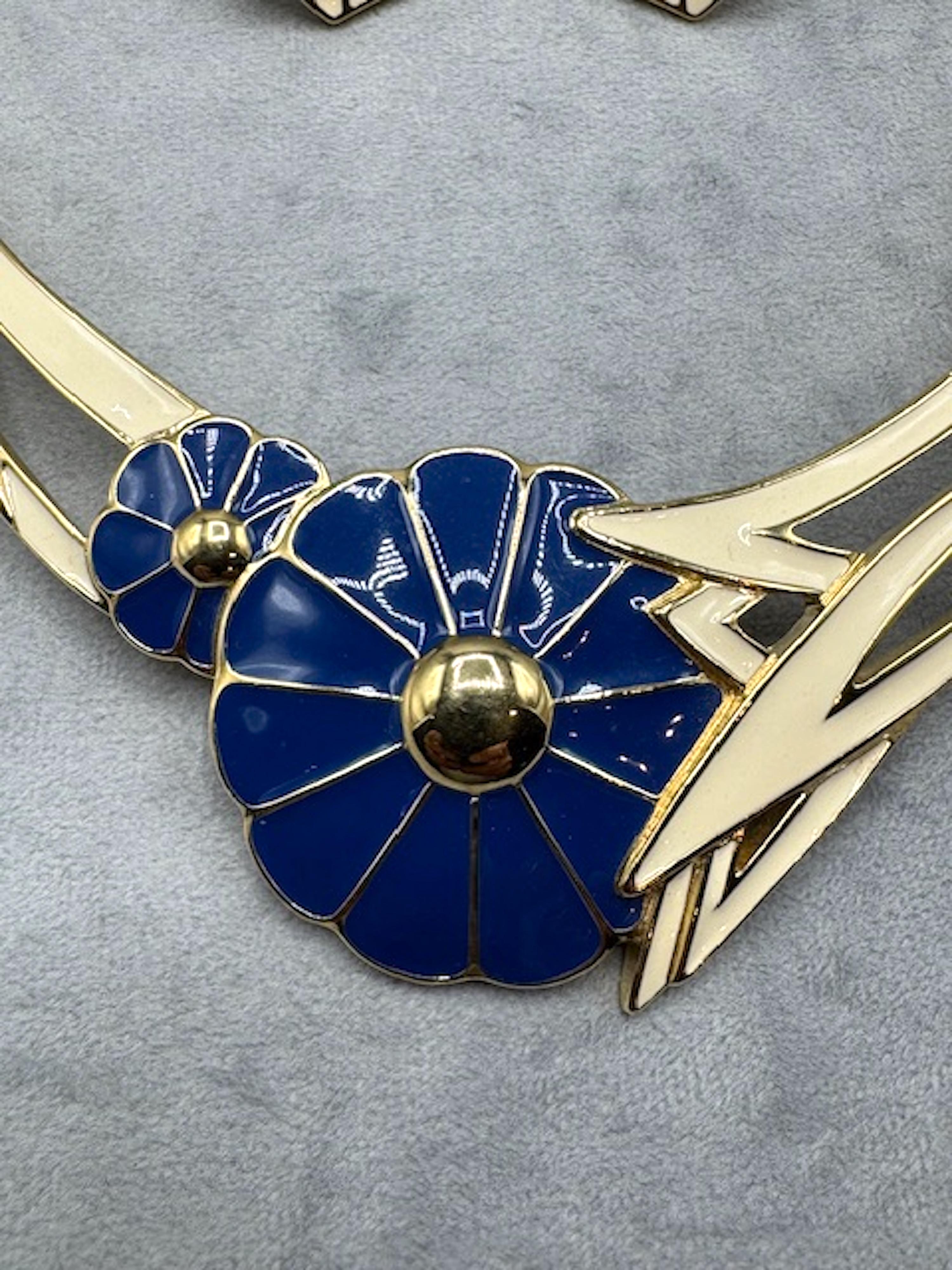 Donna Trifari 1980 Avorio e Blu Smaltato su Oro Collana e Orecchini a Fiore in vendita