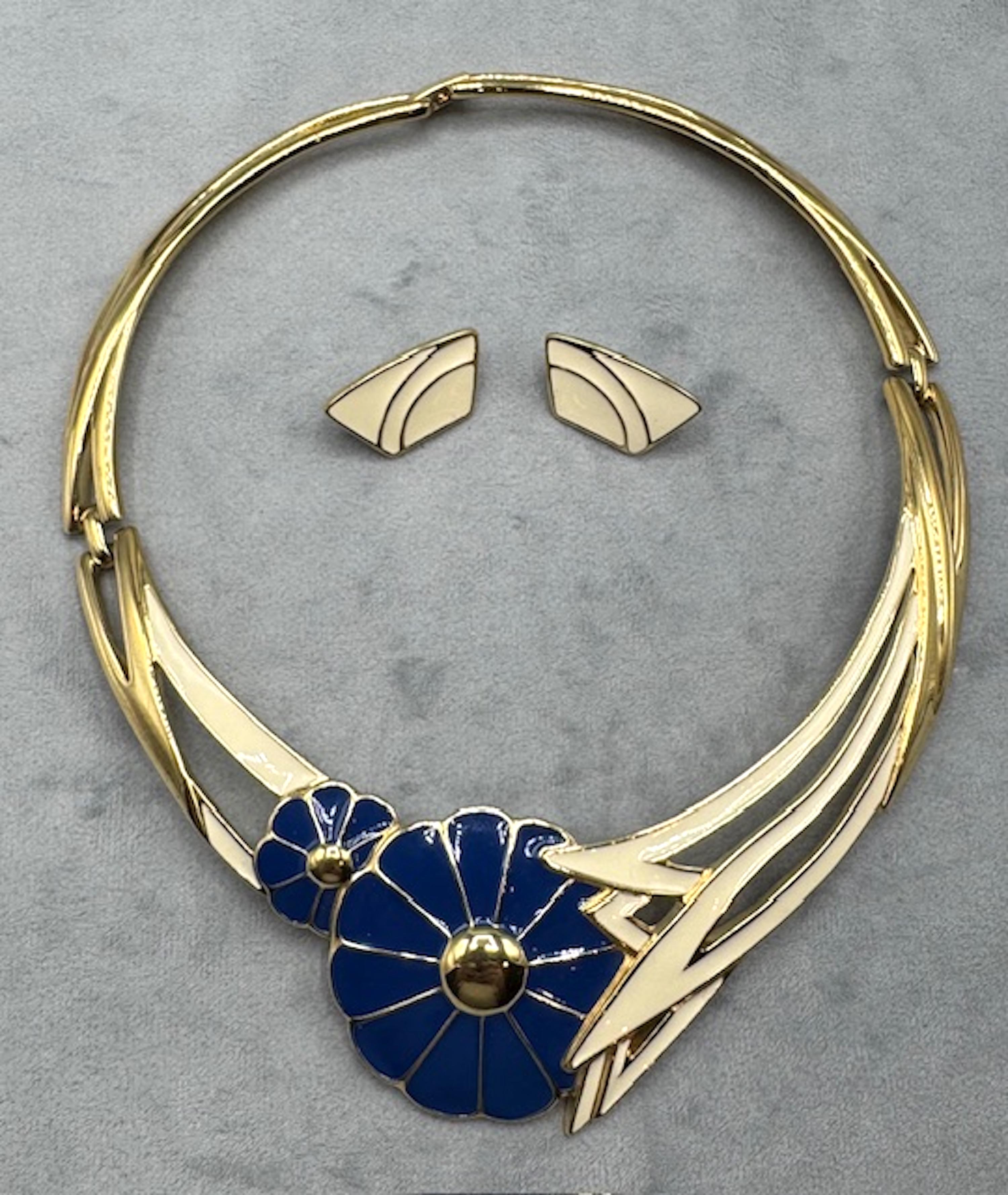 Trifari 1980 Avorio e Blu Smaltato su Oro Collana e Orecchini a Fiore In condizioni ottime in vendita a New York, NY