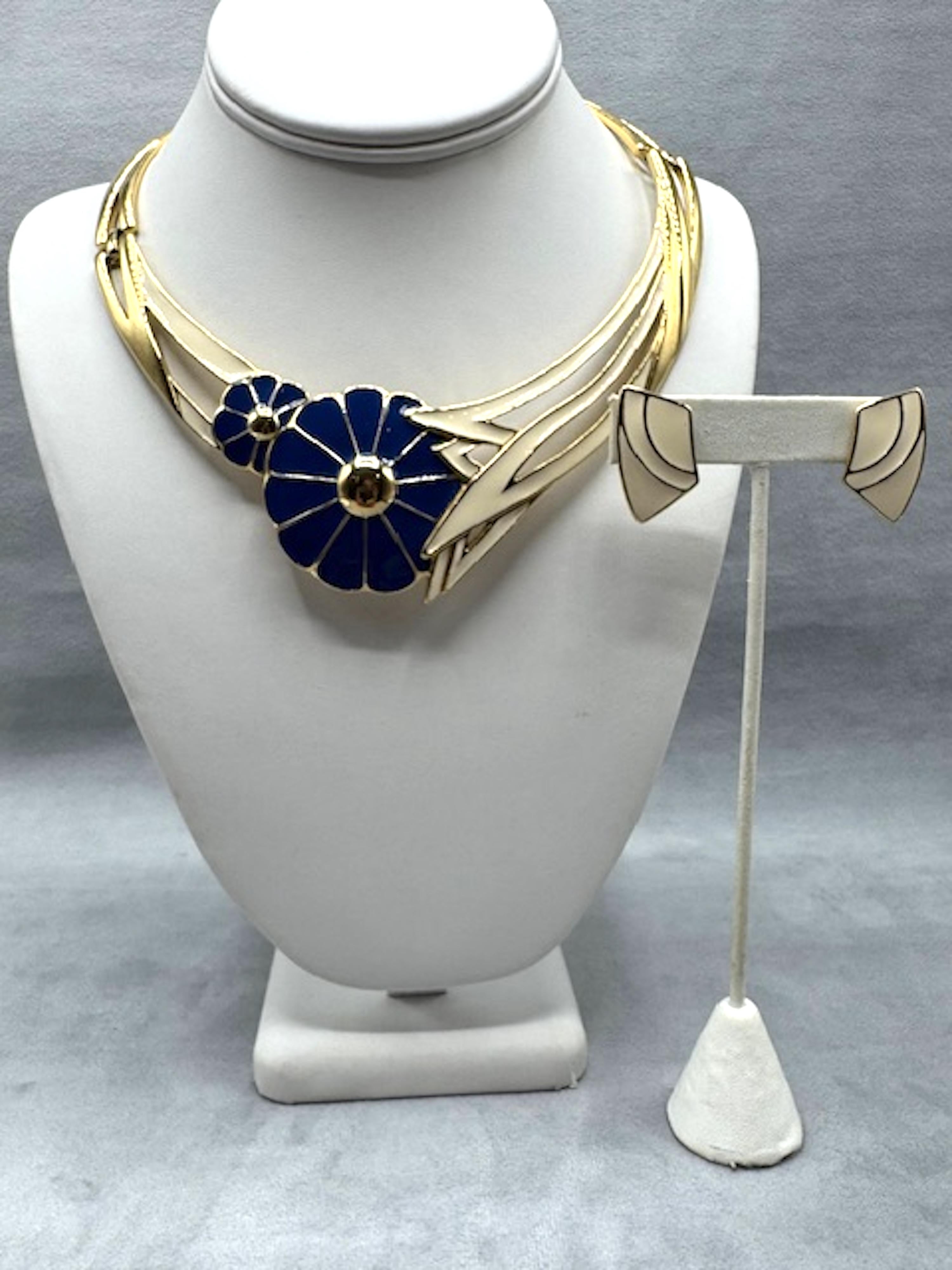Trifari 1980 Avorio e Blu Smaltato su Oro Collana e Orecchini a Fiore in vendita 9
