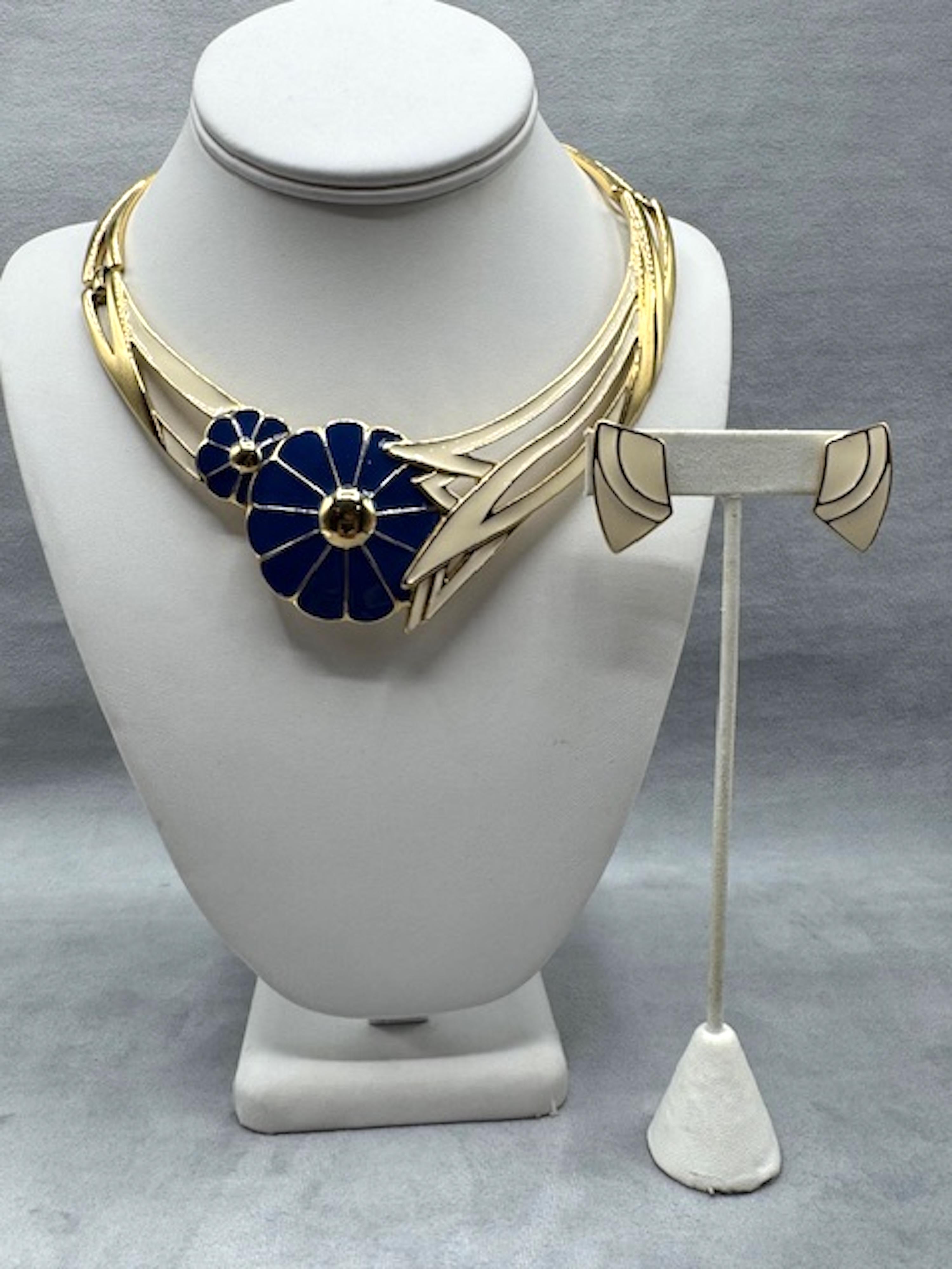 Trifari 1980 Avorio e Blu Smaltato su Oro Collana e Orecchini a Fiore in vendita 8