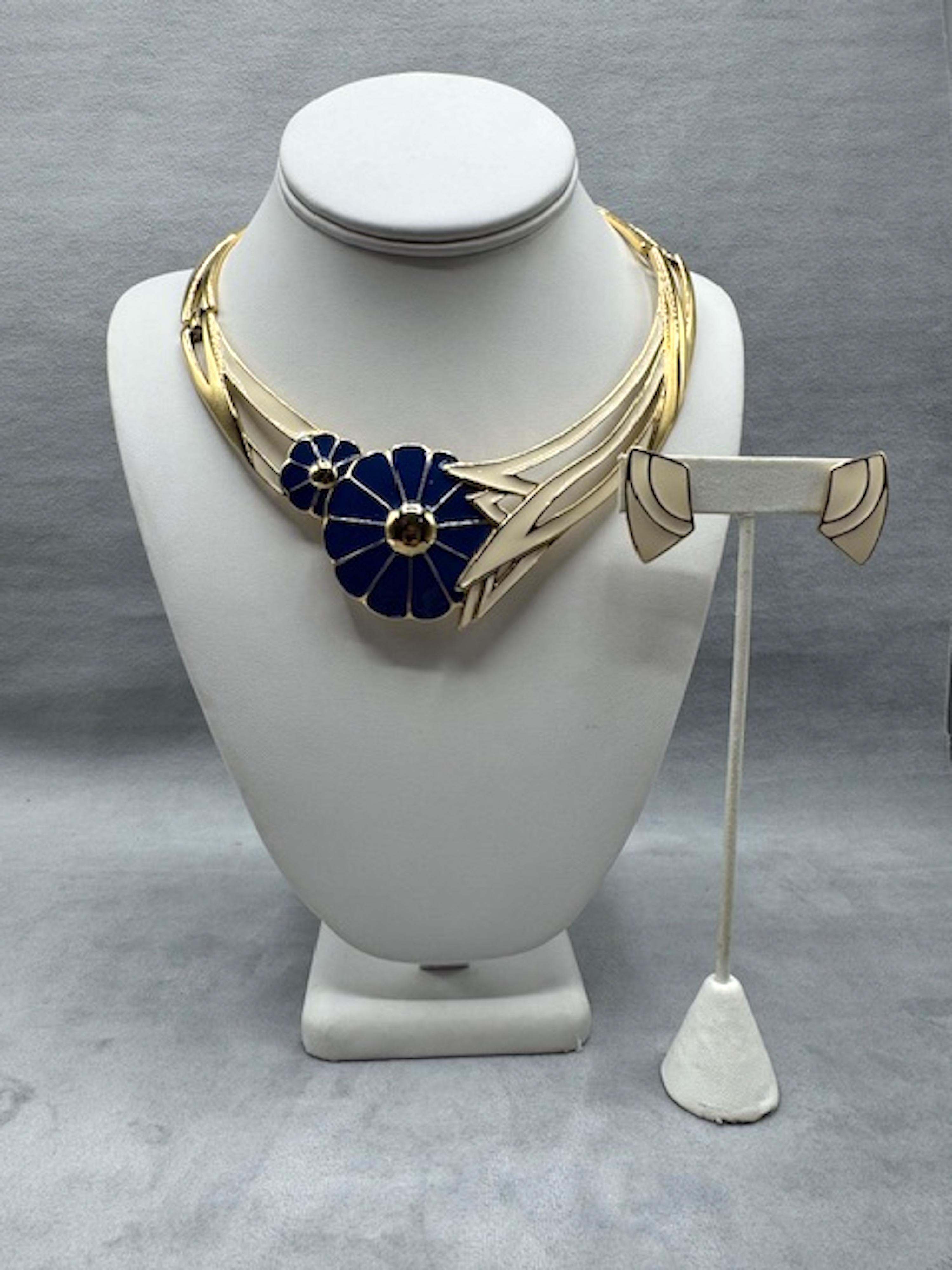 Trifari 1980 Avorio e Blu Smaltato su Oro Collana e Orecchini a Fiore in vendita 7