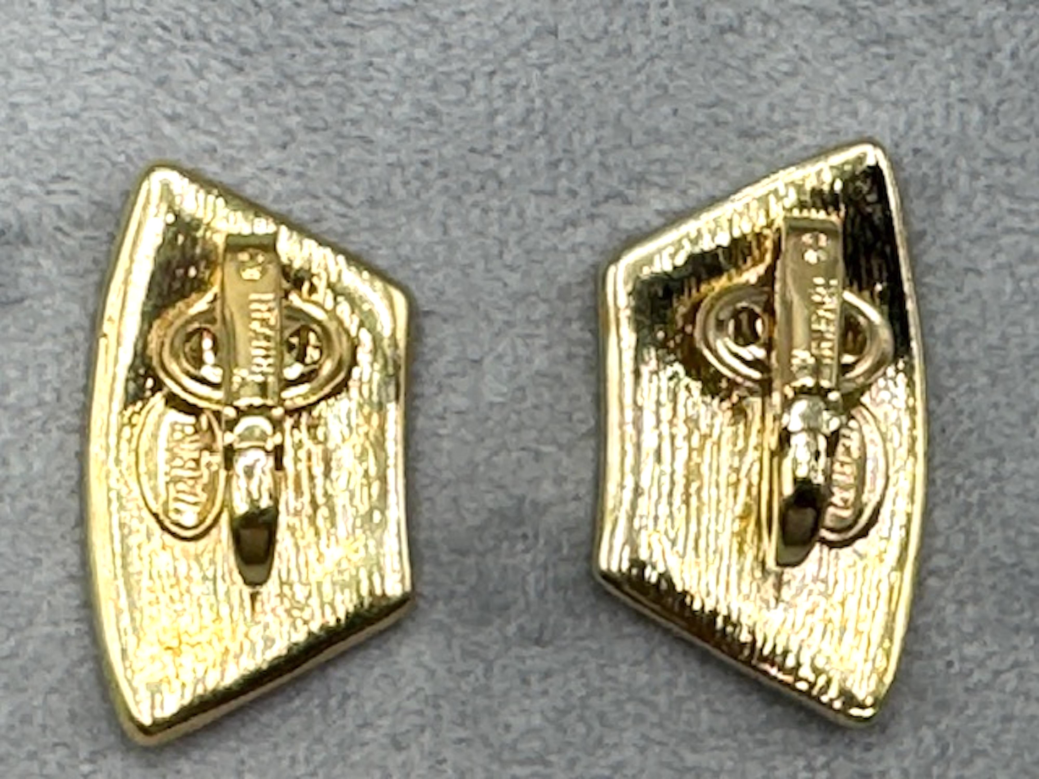 Trifari 1980 Avorio e Blu Smaltato su Oro Collana e Orecchini a Fiore in vendita 6