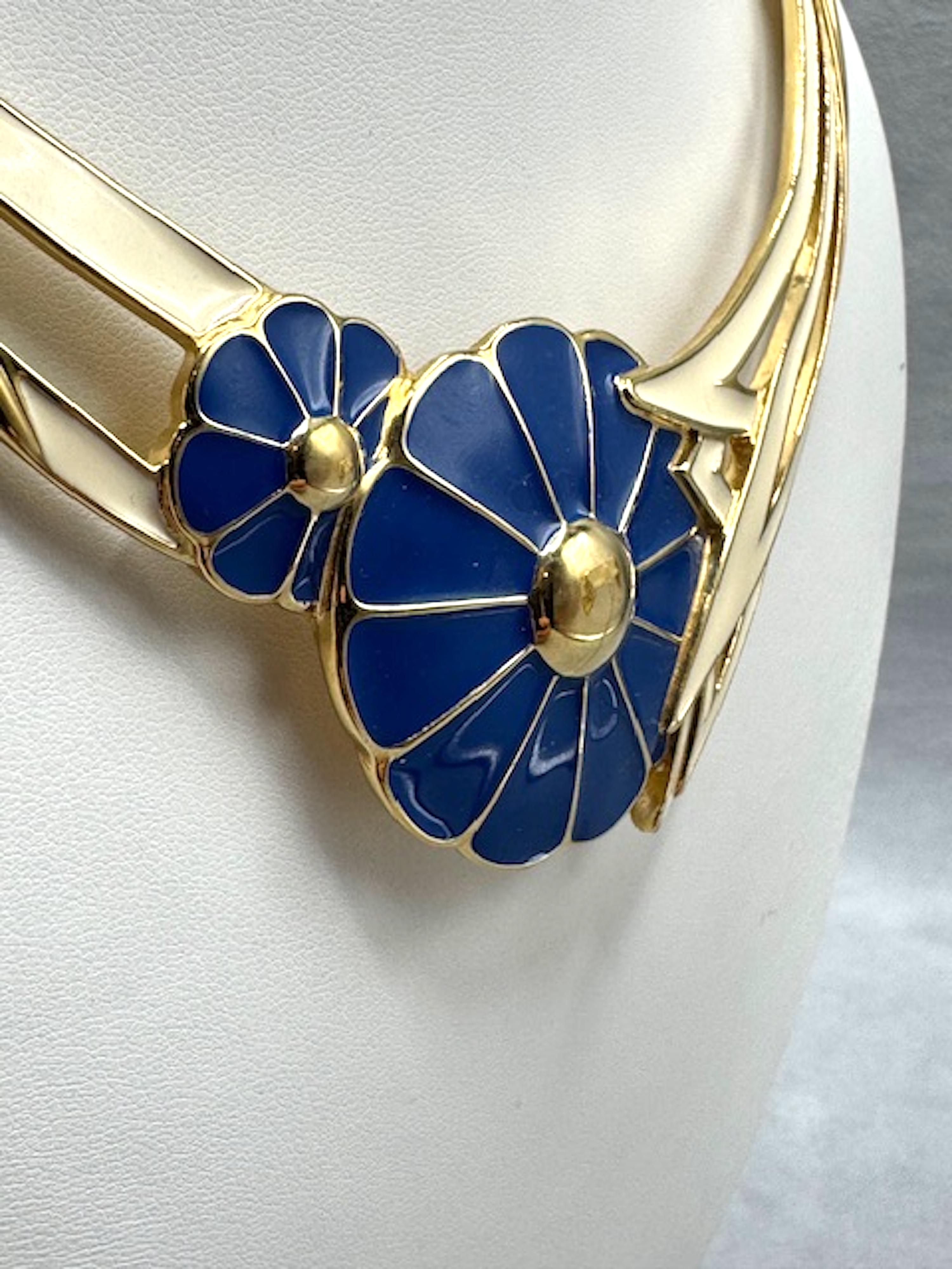 Trifari 1980 Avorio e Blu Smaltato su Oro Collana e Orecchini a Fiore in vendita 12