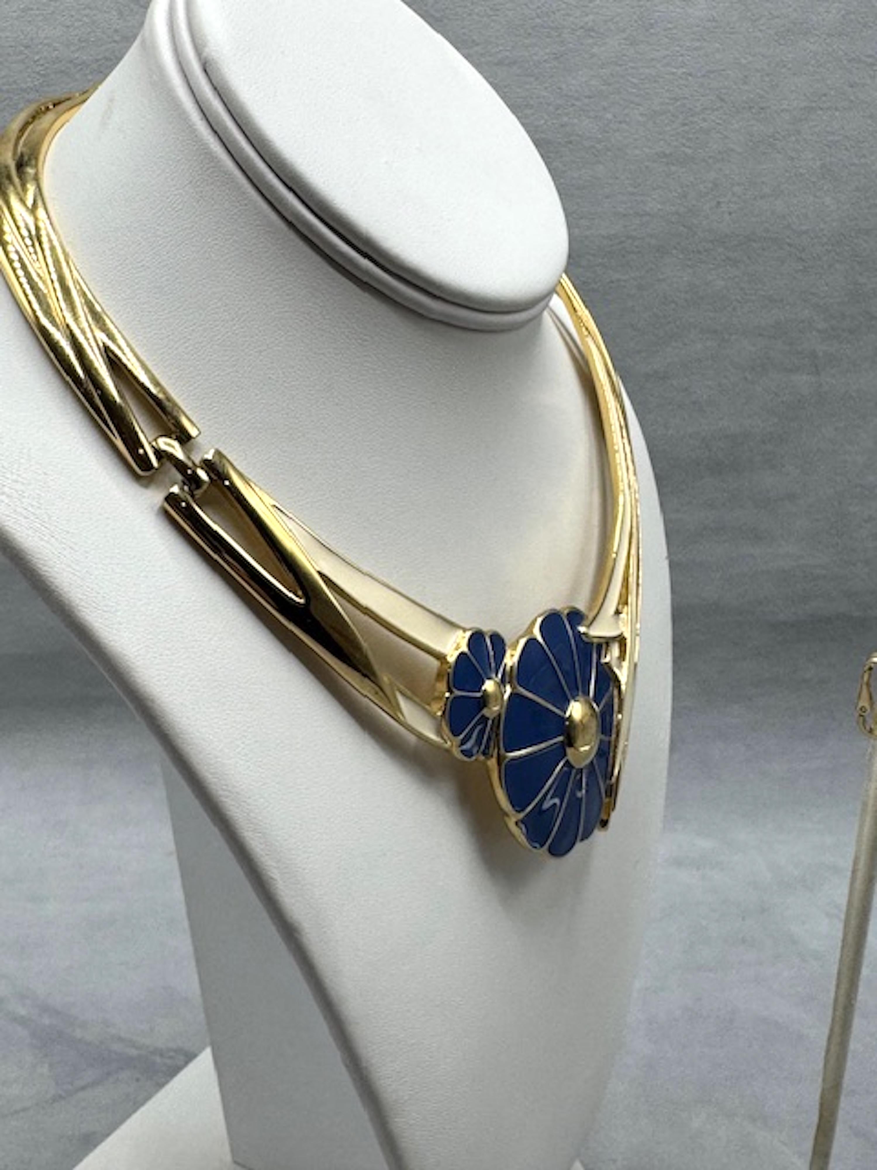 Trifari 1980 Avorio e Blu Smaltato su Oro Collana e Orecchini a Fiore in vendita 11
