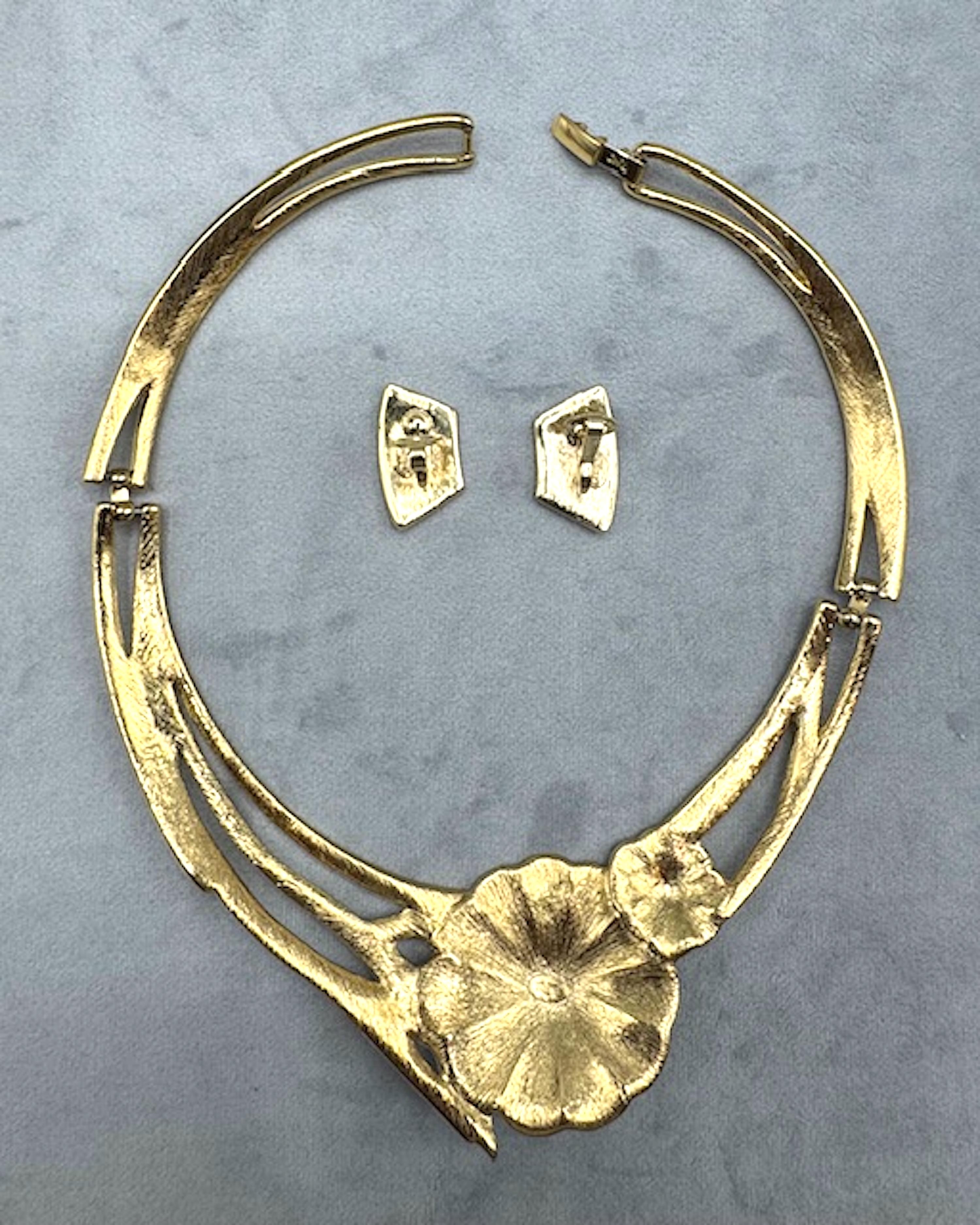 Trifari 1980 Avorio e Blu Smaltato su Oro Collana e Orecchini a Fiore in vendita 15
