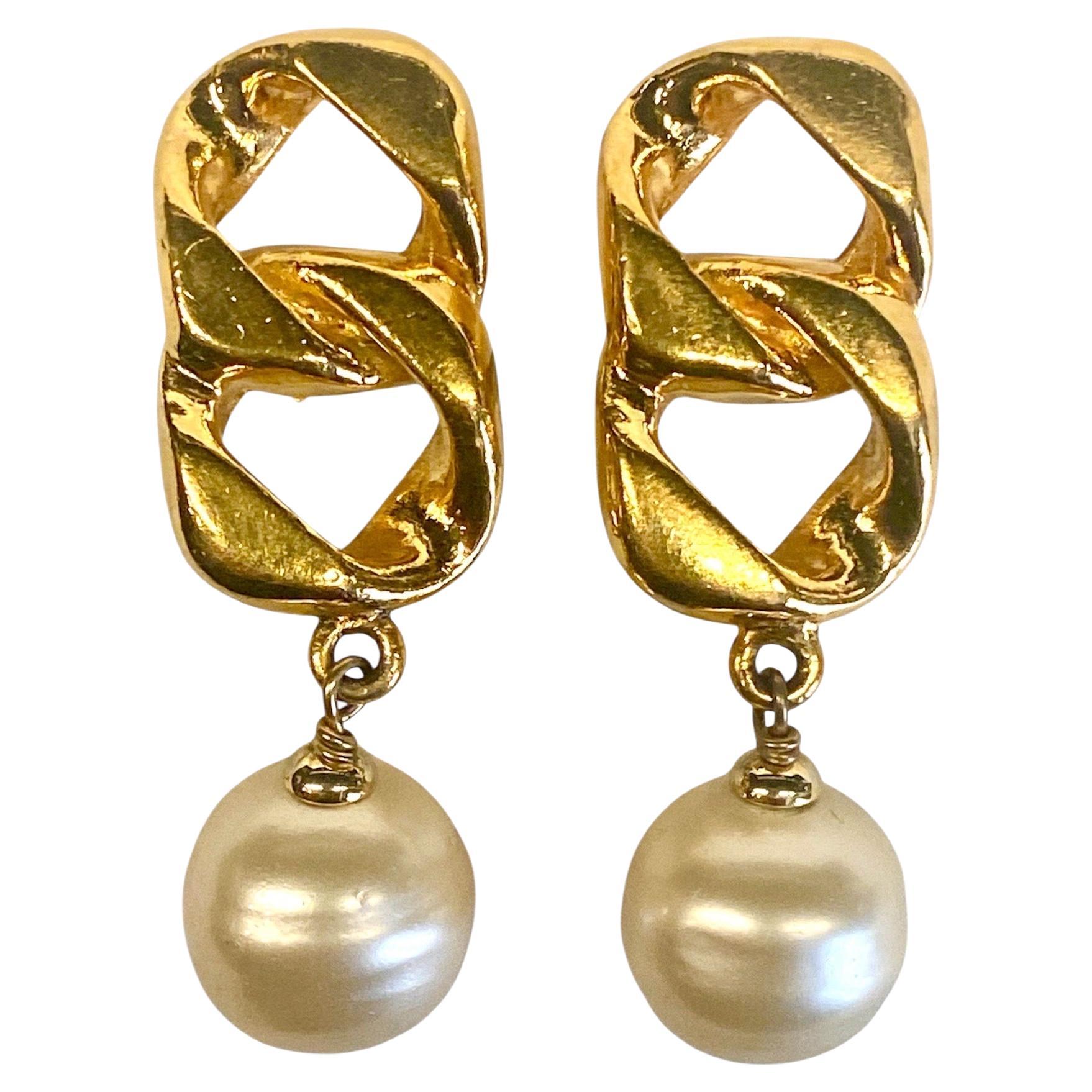 Chanel Otoño 1993 Pendientes colgantes de perla grande y eslabón de freno de oro en venta