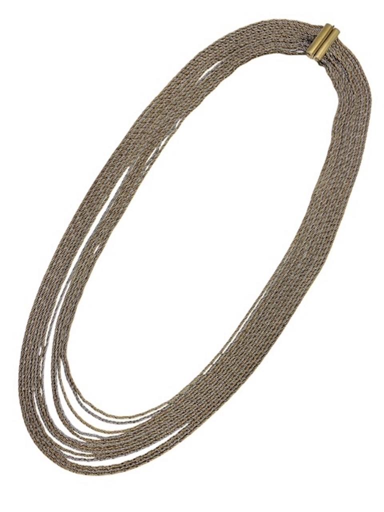 Questa straordinaria collana vintage di Christian Dior, realizzata dalla stimata Henkel & Grosse for Christian Dior, è caratterizzata da 13 fili fluidi di maglie di corda intrecciate con placche d'oro e d'argento alternate, che creano una