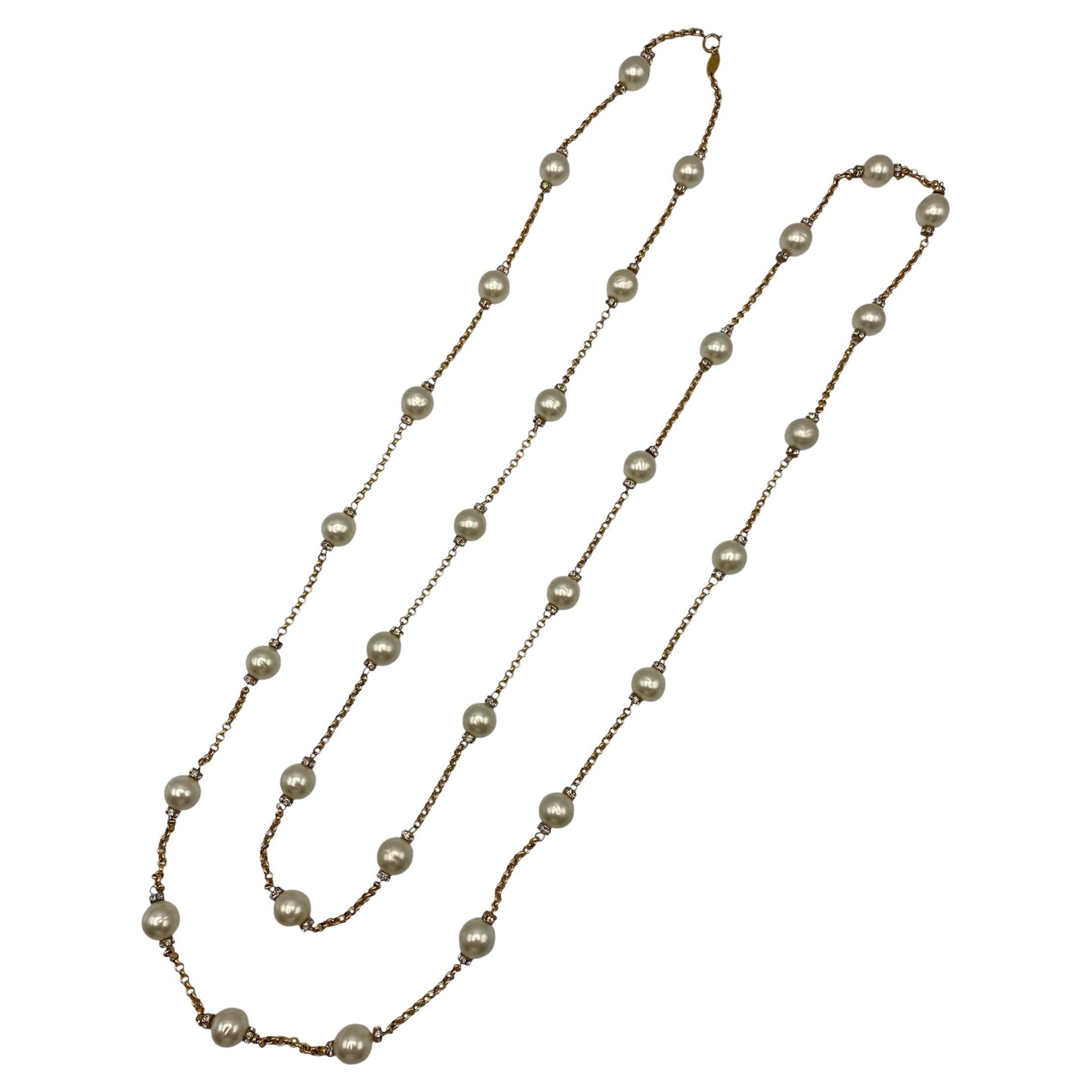 Collana Chanel lunga 72" anni '80 con catena d'oro, perle e strass in vendita