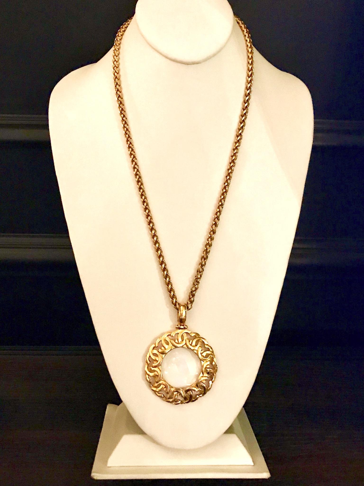 Chanel Magnifying Glass Pendant Necklace Autumn 1995 Collection In Good Condition In New York, NY