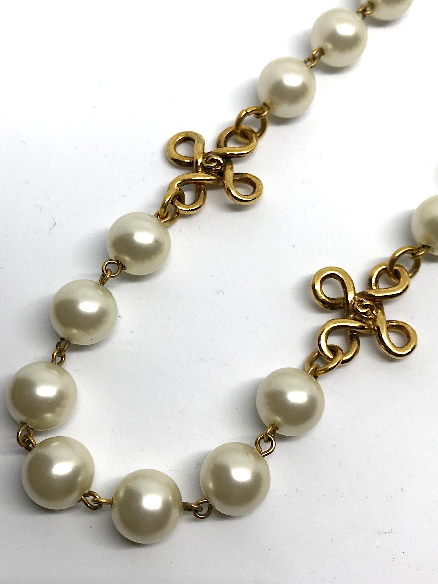 Chanel Long Pearl & Gold knot Necklace, Spring 1993 In Good Condition In New York, NY