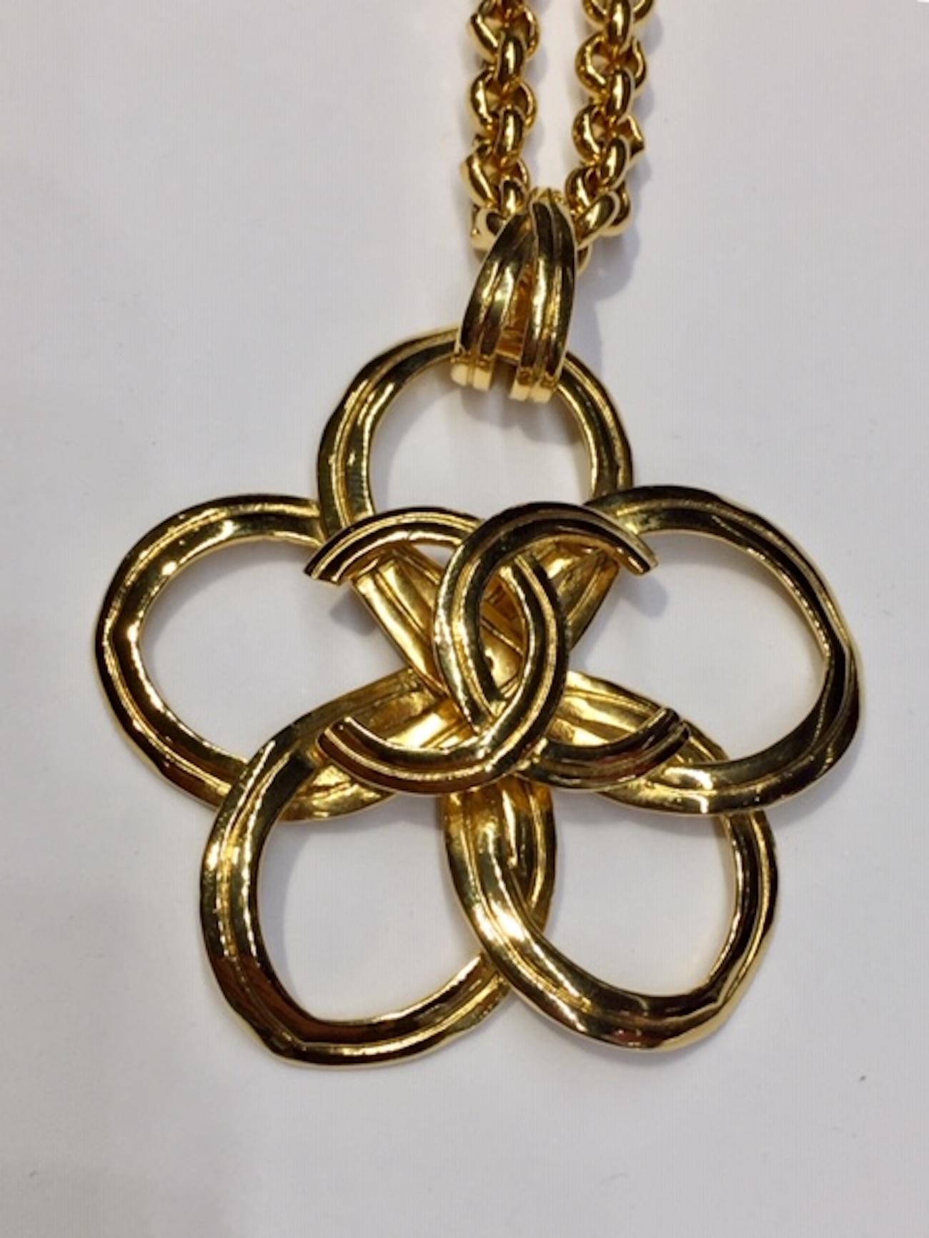 Chanel Flower Pendant Necklace, Spring 1996 Collection In Excellent Condition In New York, NY