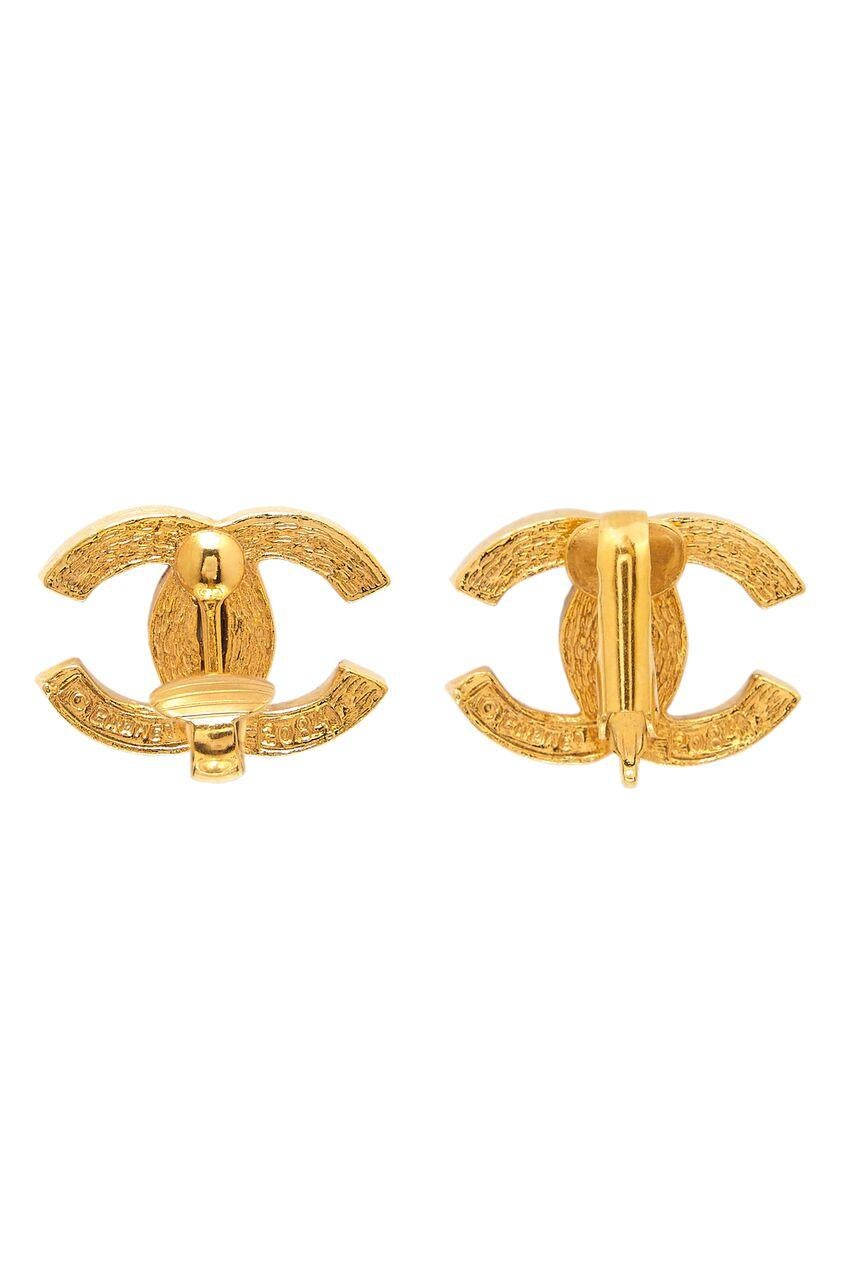 These exquisite Chanel late 1980s or 1990s gold tone double CC earrings with rhinestone embellishments are in beautiful vintage condition. Each piece measures 0.9