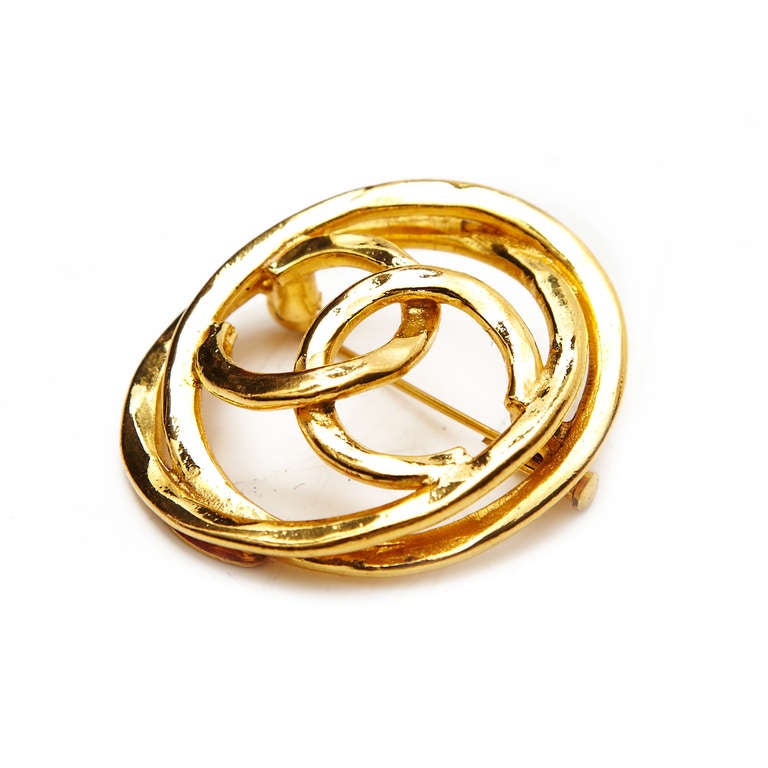 A fun and classic piece from Chanel this brooch is made up of two interlocking ovals in gold tone metal with the double C logo in the centre. Easy to wear with any outfit, it is marked Chanel, Made in France, on the back and is in excellent