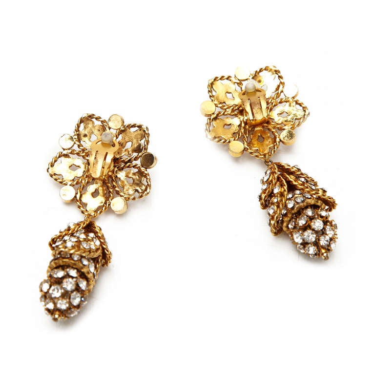 A spectacular example of vintage Chanel haute couture jewellery, these clip on earrings are a real collectors item. The base of the earrings is a pretty floral motif made up of twisted strands of gold tone metal outlining 5 petals with clusters of