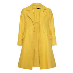 manteau jaune à boutons Christian Dior des années 1960 et robe assortie