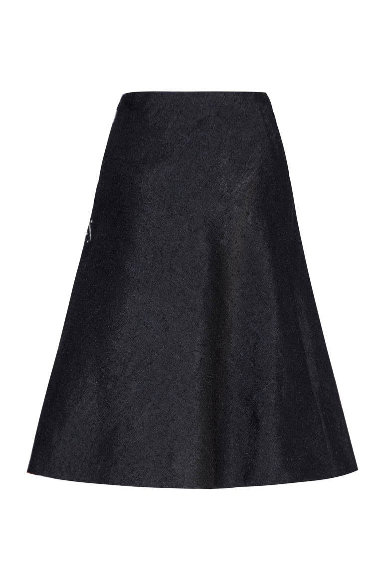 Beautiful black linen Italian skirt with unusual three dimensional white raffia floral embroidery. Unfortunately there are no makers labels but this a really fun and different piece that could be dressed up or down. It fastens at the side with a zip