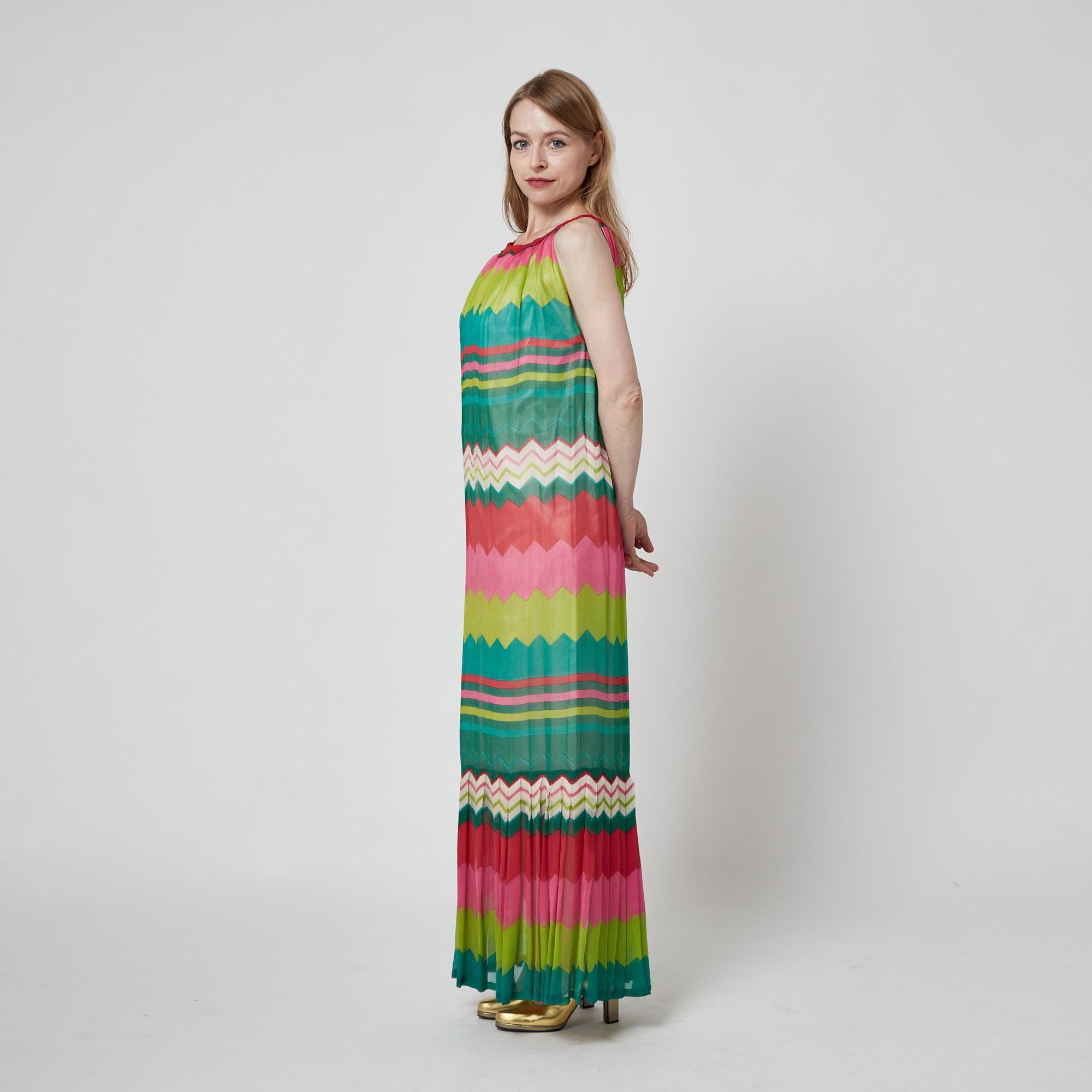 1970 Carven Haute Couture - Robe longue en mousseline imprimée Chevron en vente 3